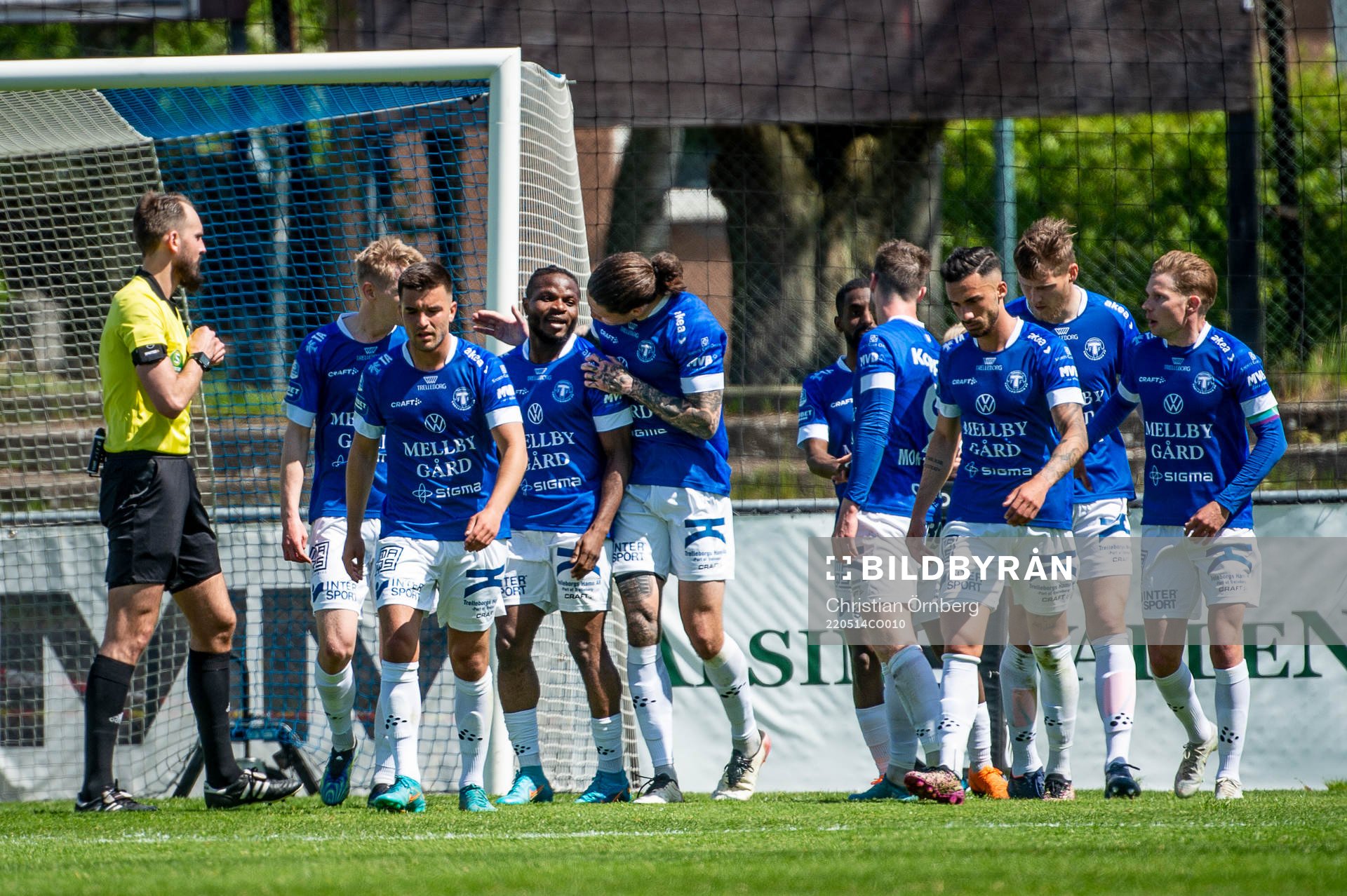 Trelleborgs Henry Offia jublar med lagkamraterna