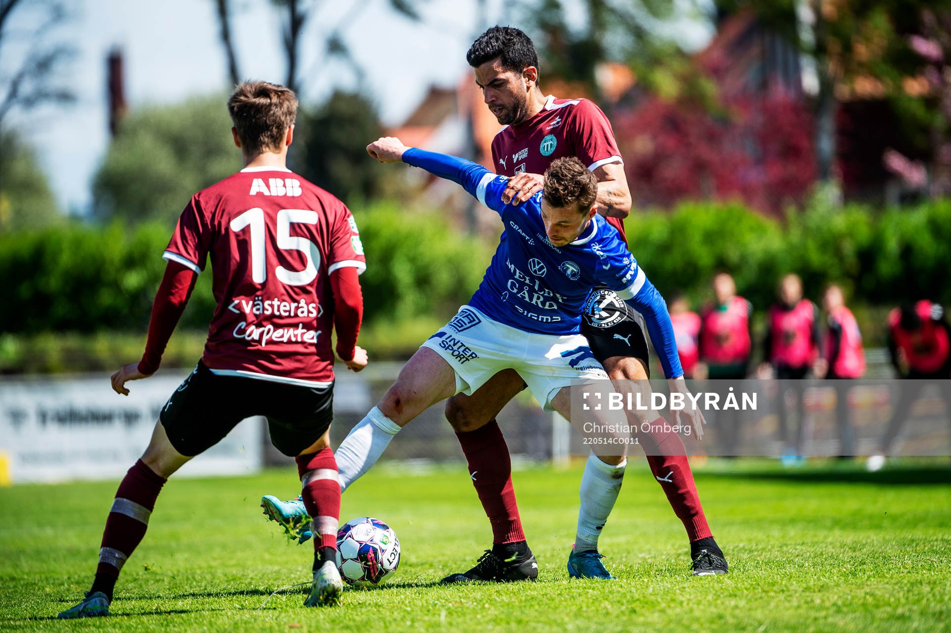Trelleborgs Nicolas Mortensen mot Västerås Olle Edlund och Pedro Ribeiro under fotbollsmatchen i Superettan mellan Trelleborg och Västerås SK den 14 maj 2022 i Trelleborg.