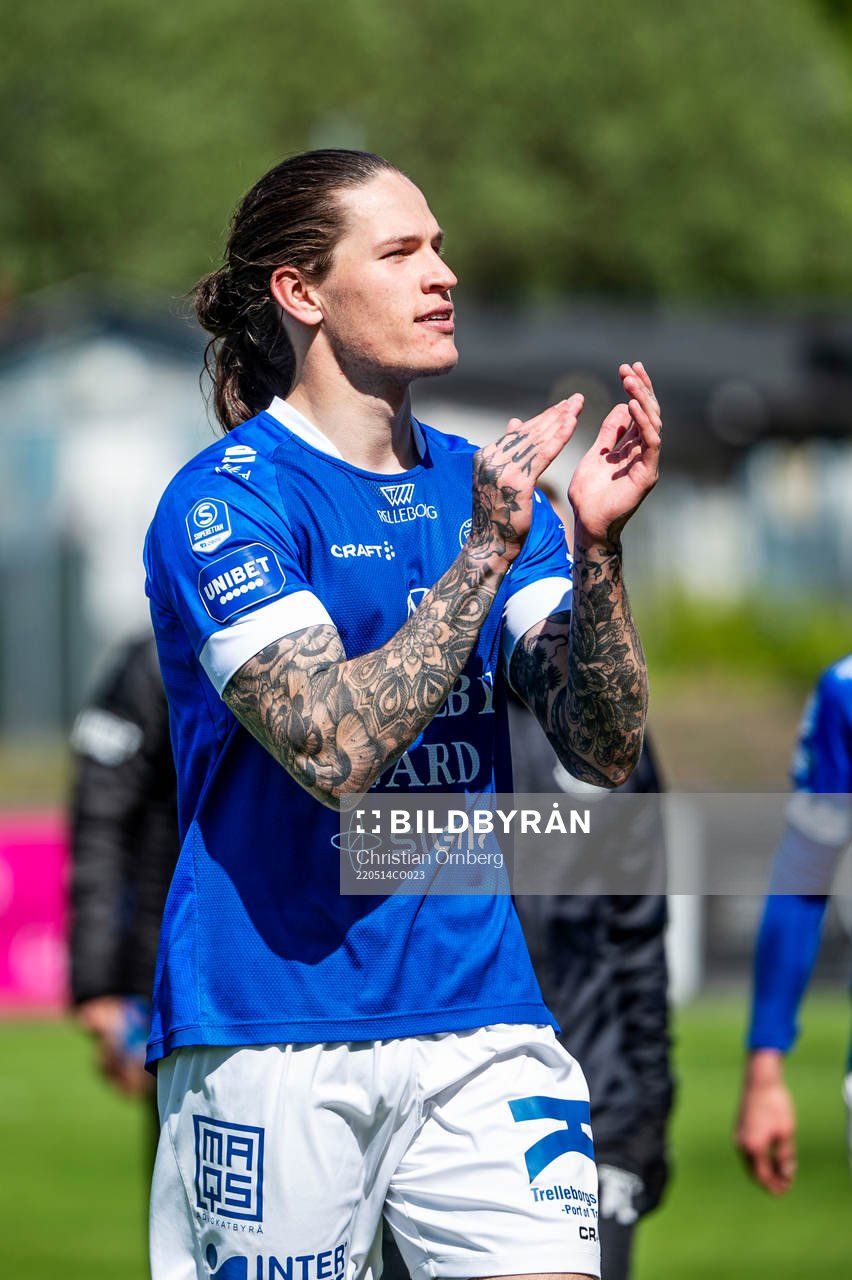 Trelleborgs Isak Jönsson jublar efter fotbollsmatchen i Superettan mellan Trelleborg och Västerås SK den 14 maj 2022 i Trelleborg.