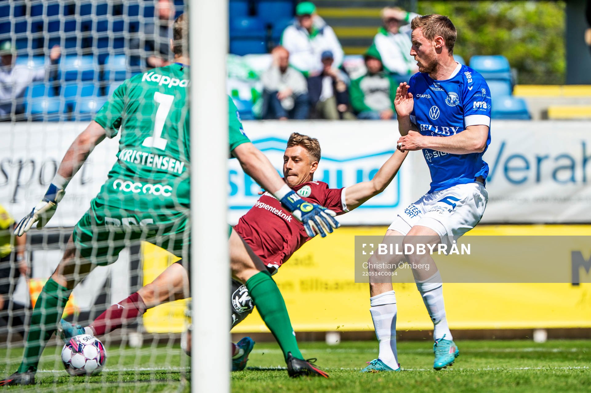 Västerås Simon Gefvert mot Trelleborgs målvakt Kasper