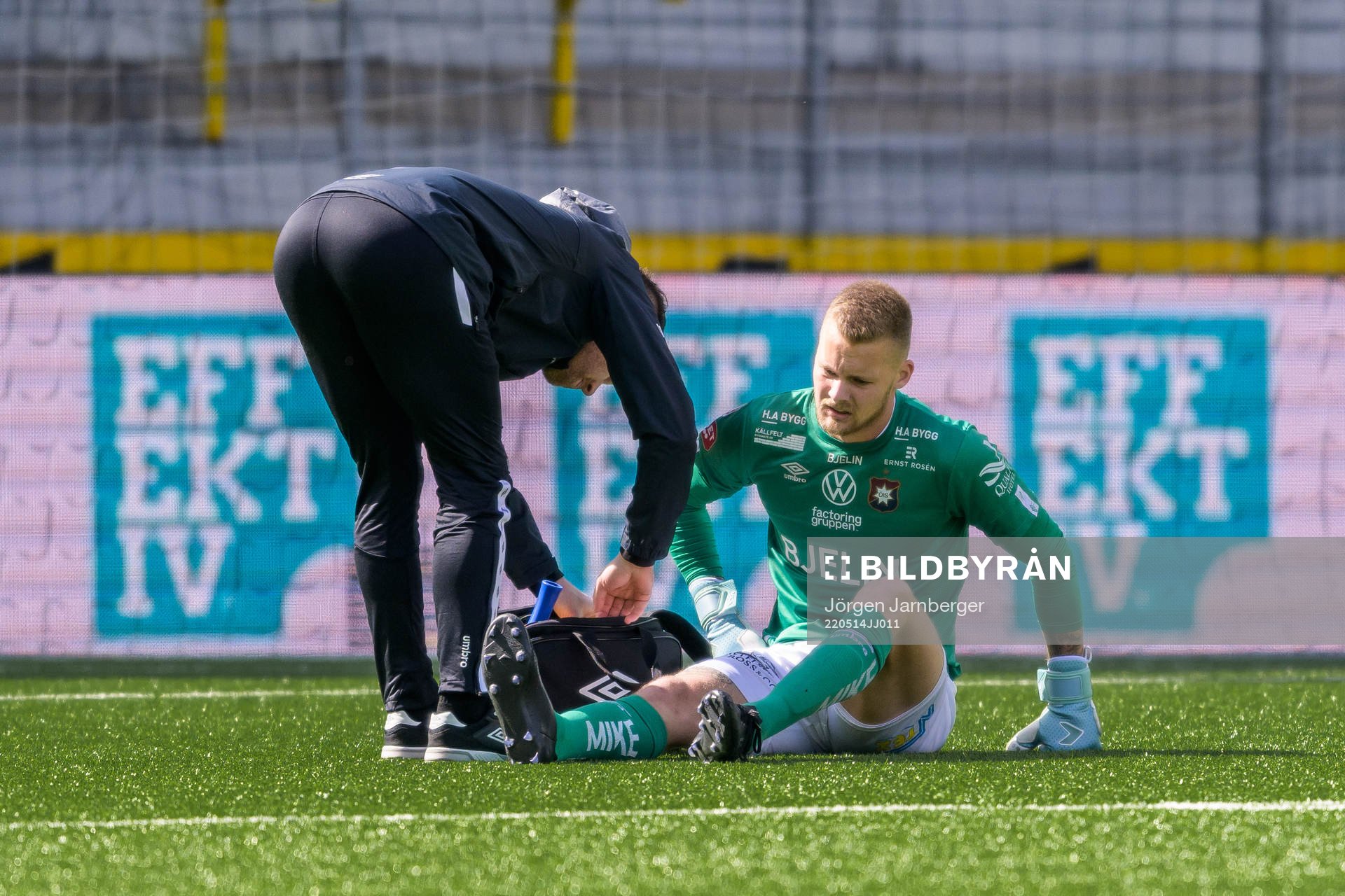 Örgrytes målvakt Robin Wallinder har ont och får vård