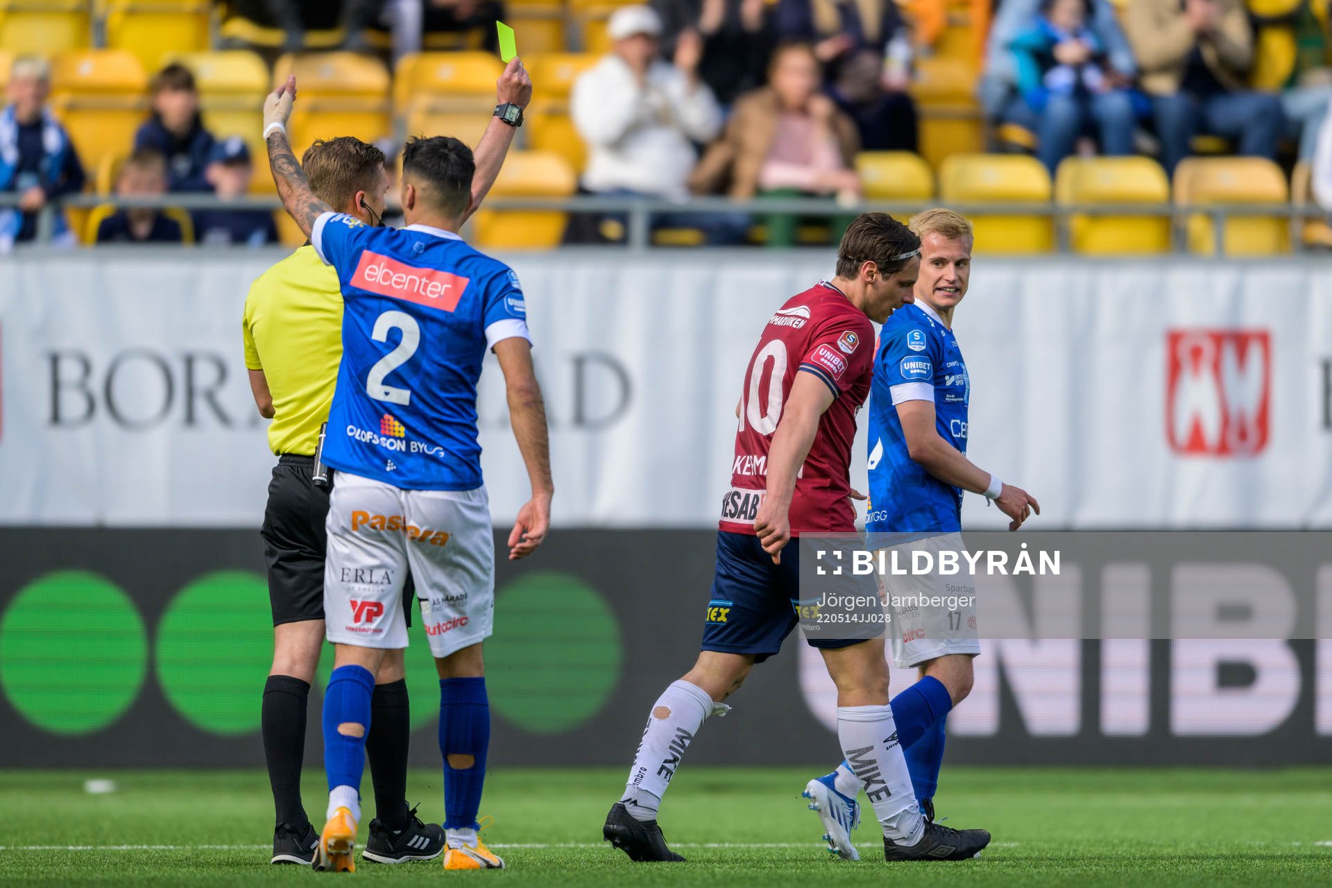 Örgrytes Kevin Ackermann får ett gult kort