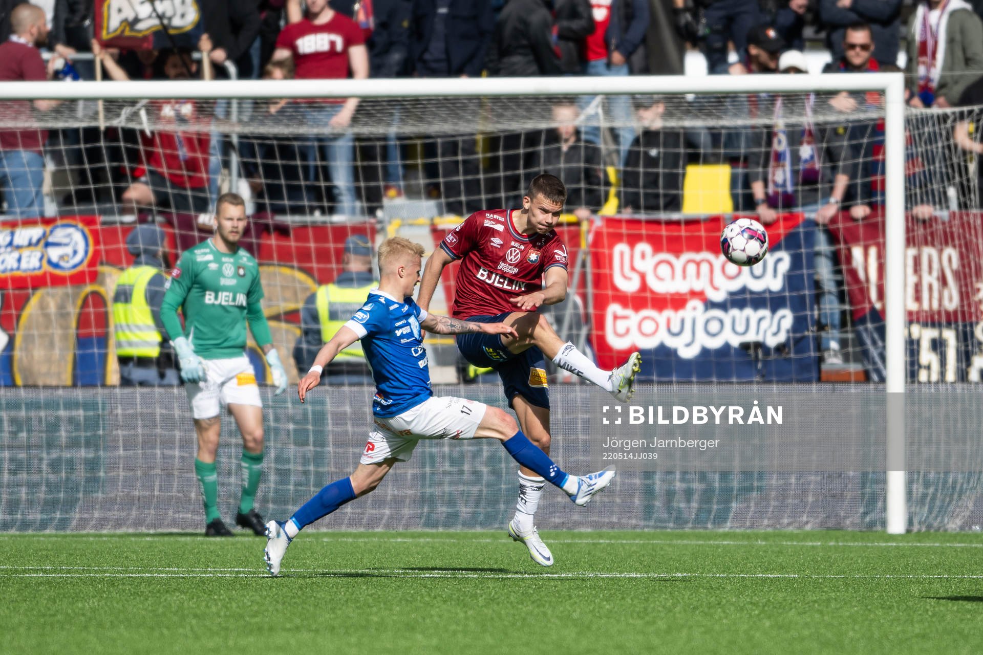 Norrbys Viktor Bergh och Örgrytes Jonathan Azulay under fotbollsmatchen i Superettan mellan Norrby och Örgryte den 14 maj 2022 i Borås. 