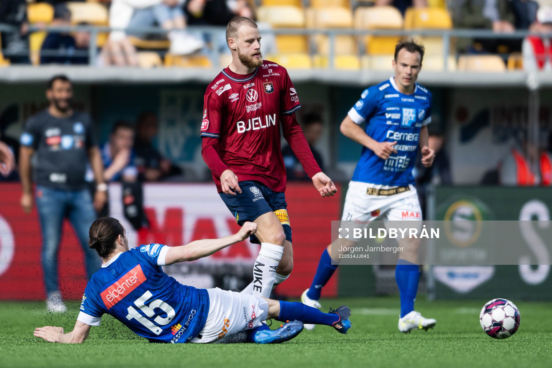 Norrbys Nino Osmanagic och Örgrytes Elias Gustafson under fotbollsmatchen i Superettan mellan Norrby och Örgryte den 14 maj 2022 i Borås. 