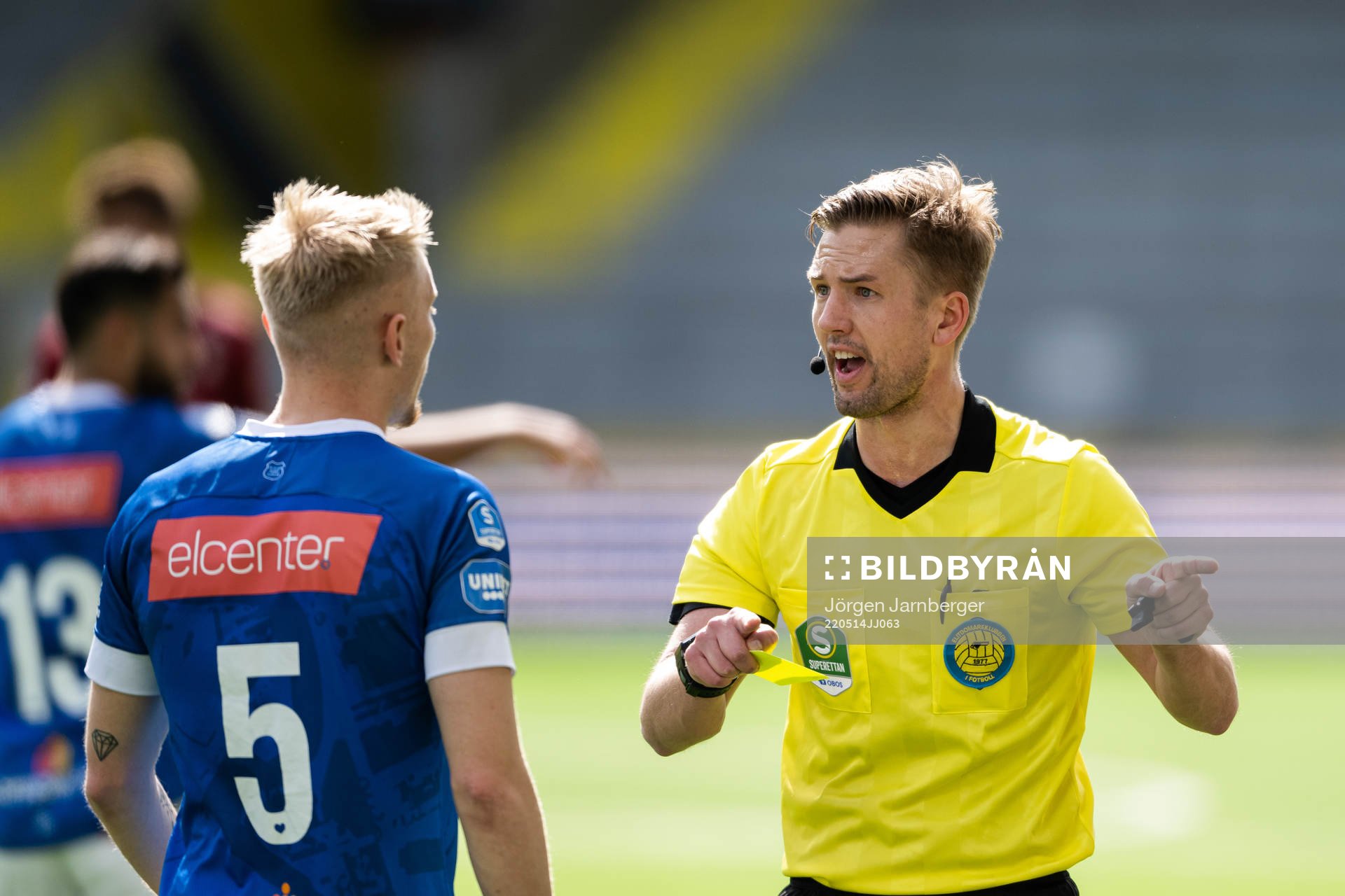 Domare Fredrik Hansson diskuterar med Norrbys Johan