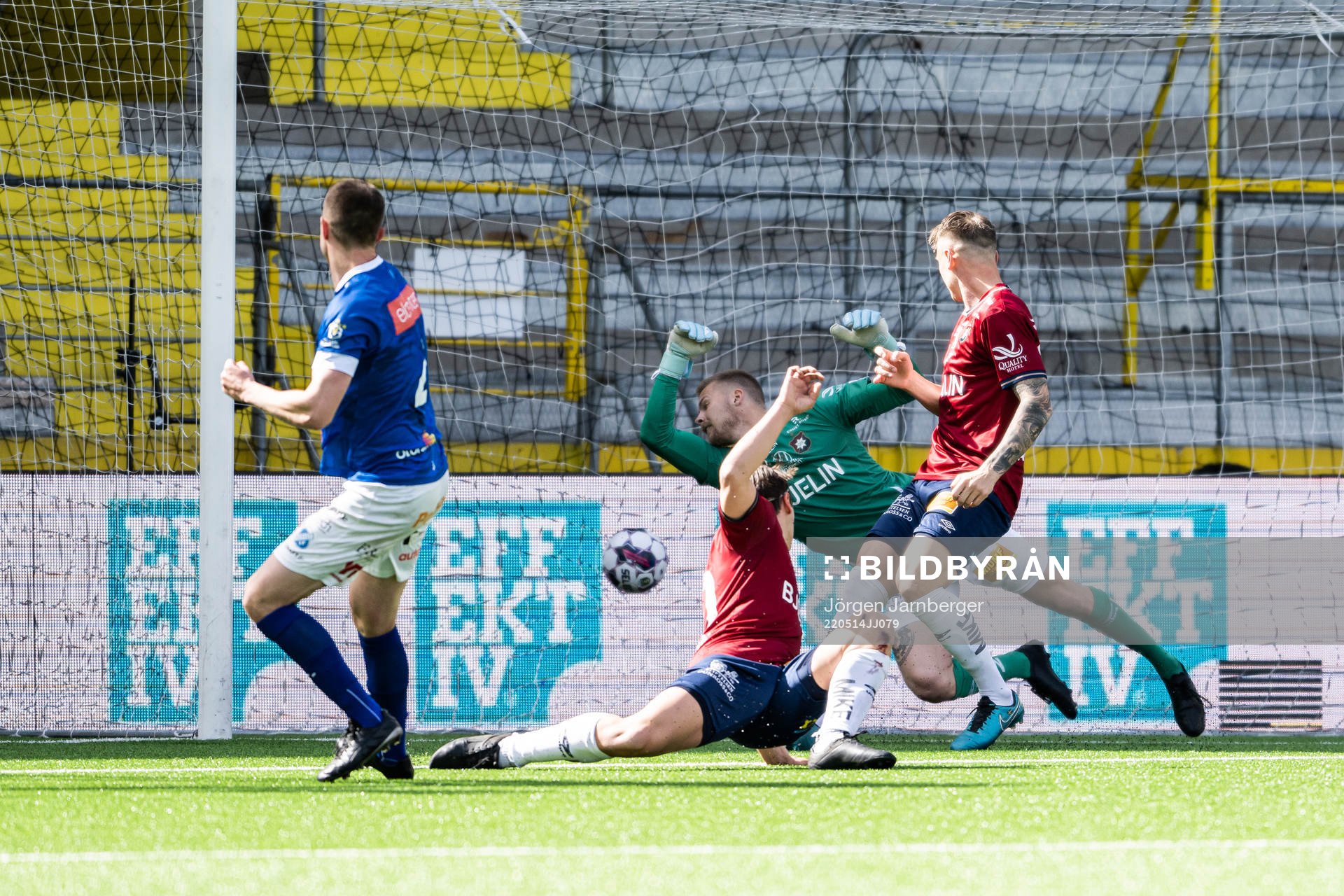 Norrbys Fredrik Lundgren (vänster i bild) skjuter 1-1