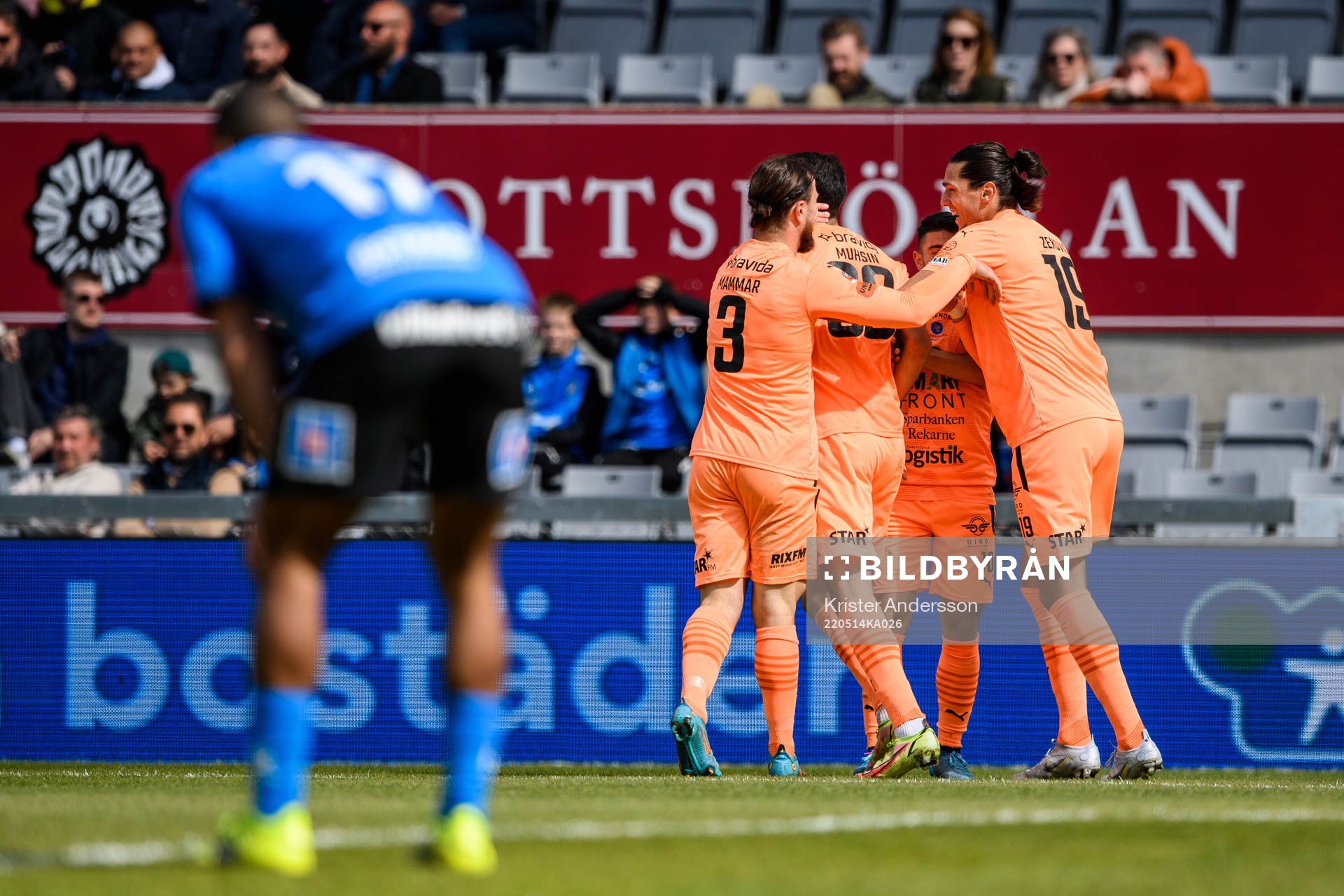 AFC Eskilstunas Amar Muhsin jublar med lagkamrater