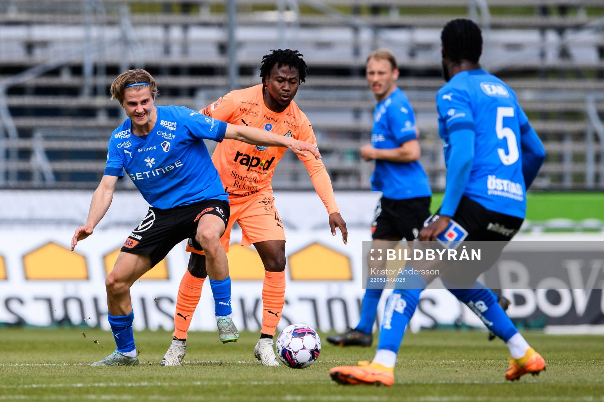 Halmstads Erik Ahlstrand och AFC Eskilstunas Abdul-Halik