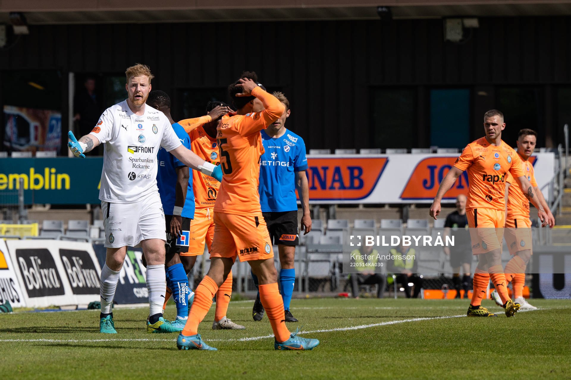 AFC Eskilstunas målvakt Nick Wolters reagerar