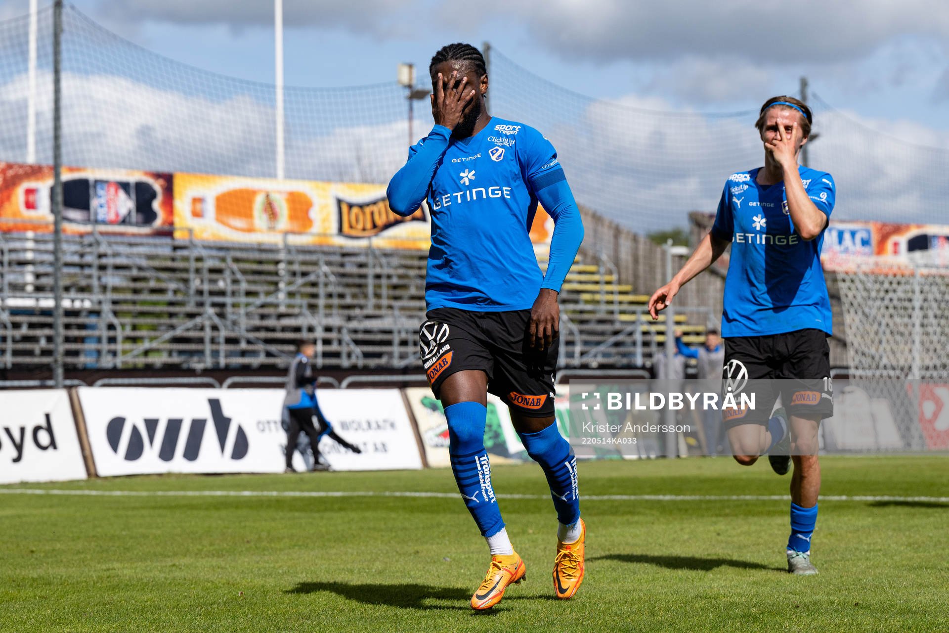 Halmstads Joseph Baffo jublar med Erik Ahlstrand