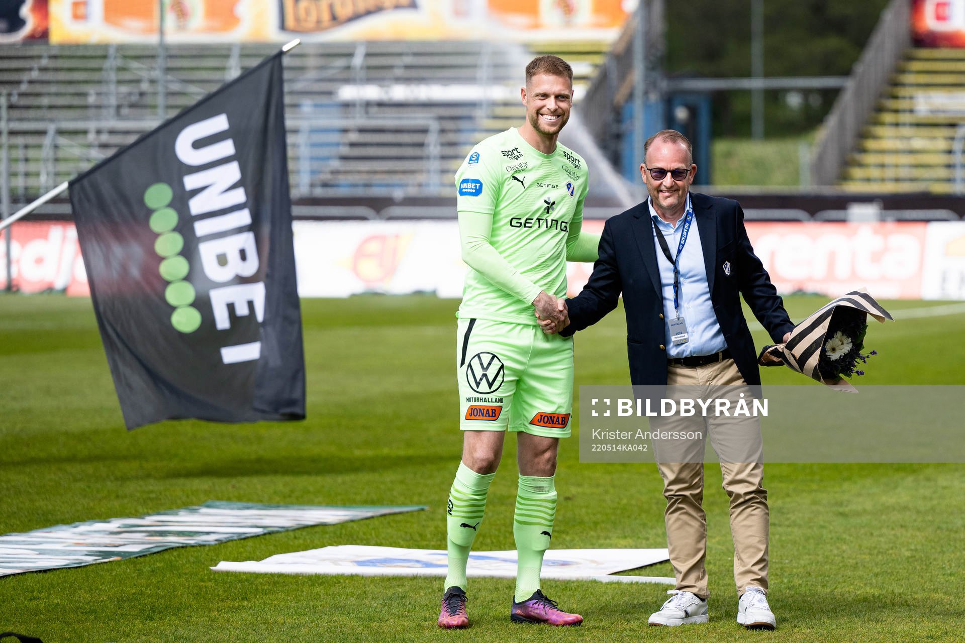 Halmstads målvakt Malkolm Nilsson Säfqvist uppvaktas