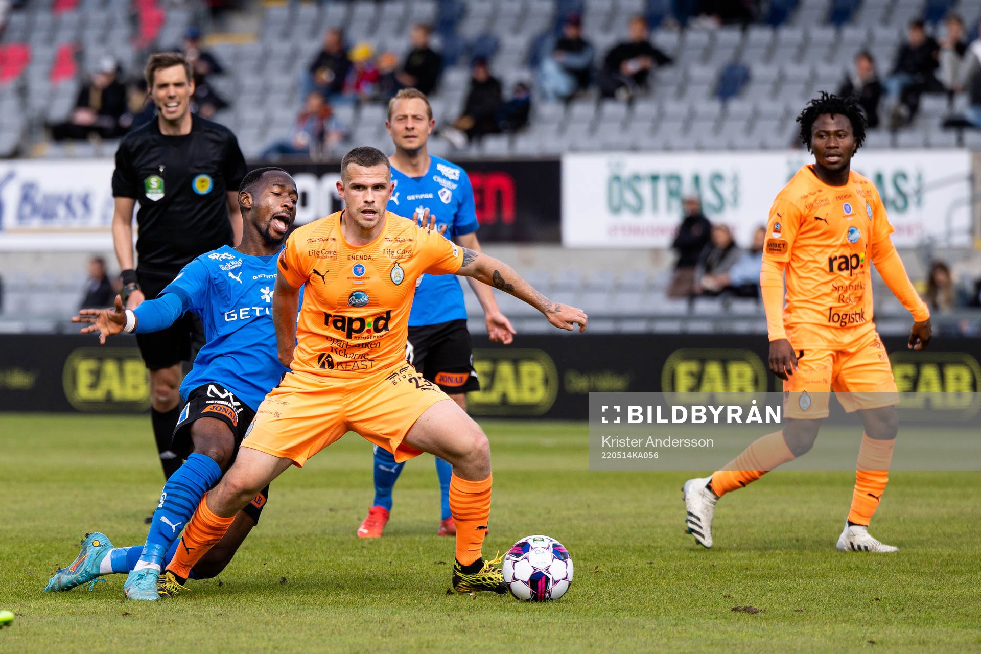 Halmstads Sadat Karim och AFC Eskilstunas Jesper Manns