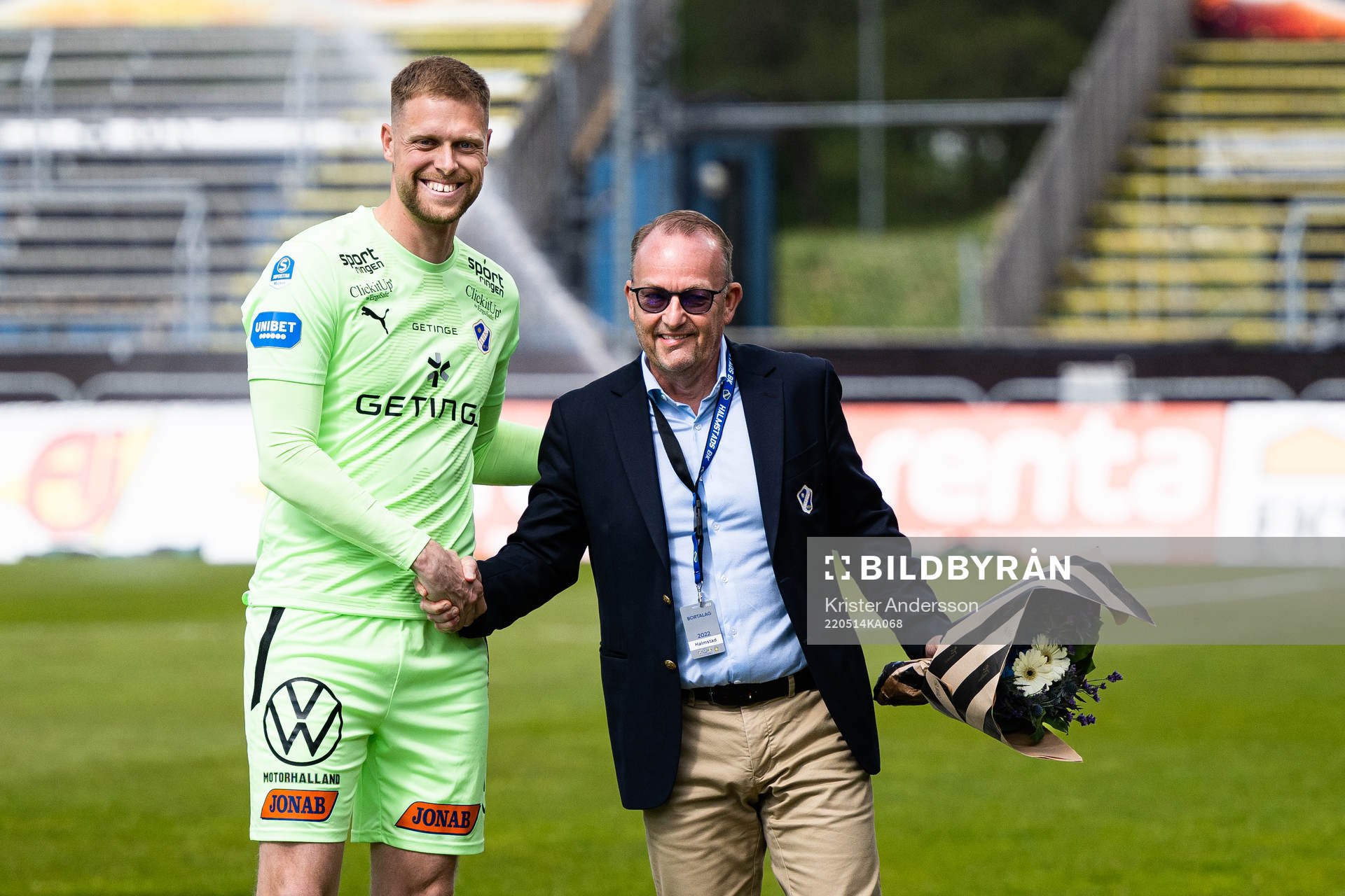 Halmstads målvakt Malkolm Nilsson Säfqvist uppvaktas