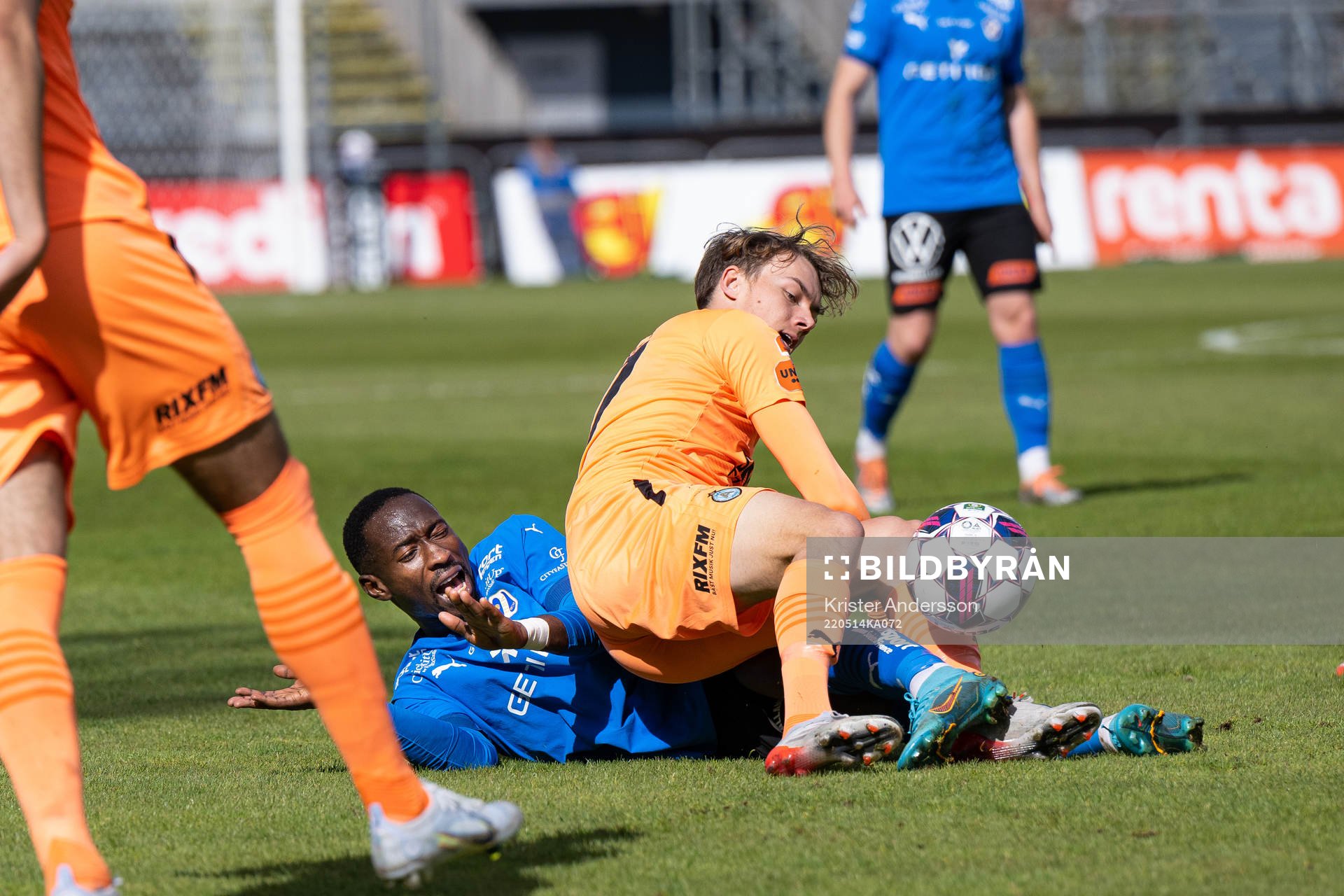 Halmstads Sadat Karim och AFC Eskilstunas Anton Ekeroth