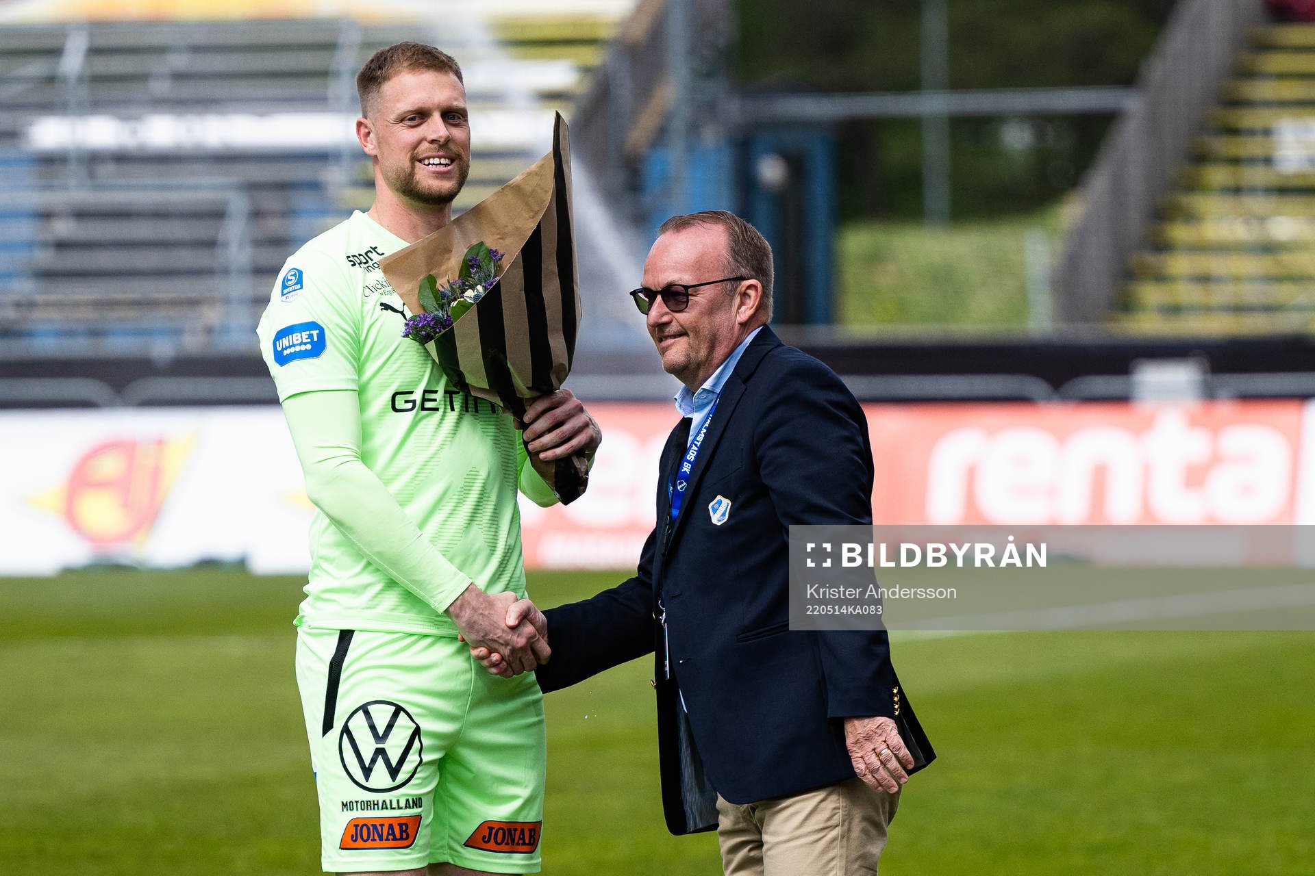 Halmstads målvakt Malkolm Nilsson Säfqvist uppvaktas