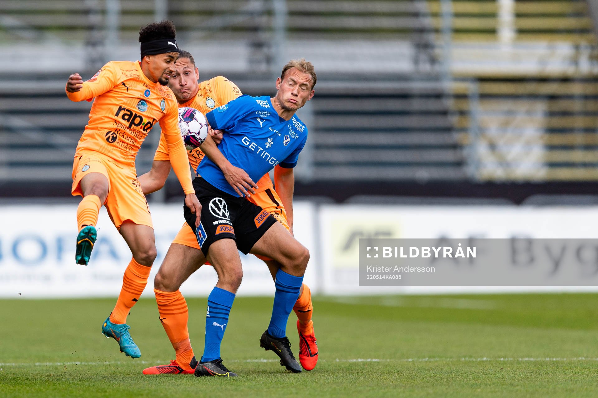 AFC Eskilstunas Viktor Fors och Halmstads Villiam Dahlström under fotbollsmatchen i Superettan mellan Halmstad och AFC Eskilstuna den 14 maj 2022 i Halmstad.