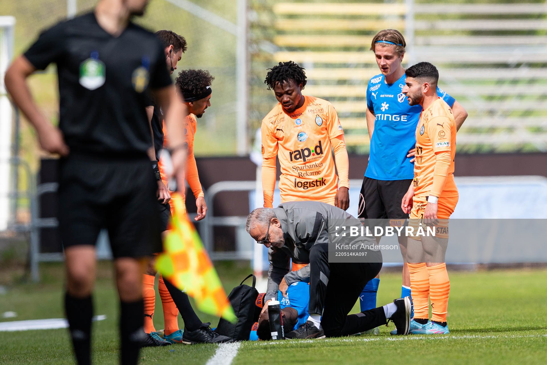 Halmstads Thomas Boakye har ont och tas om hand av
