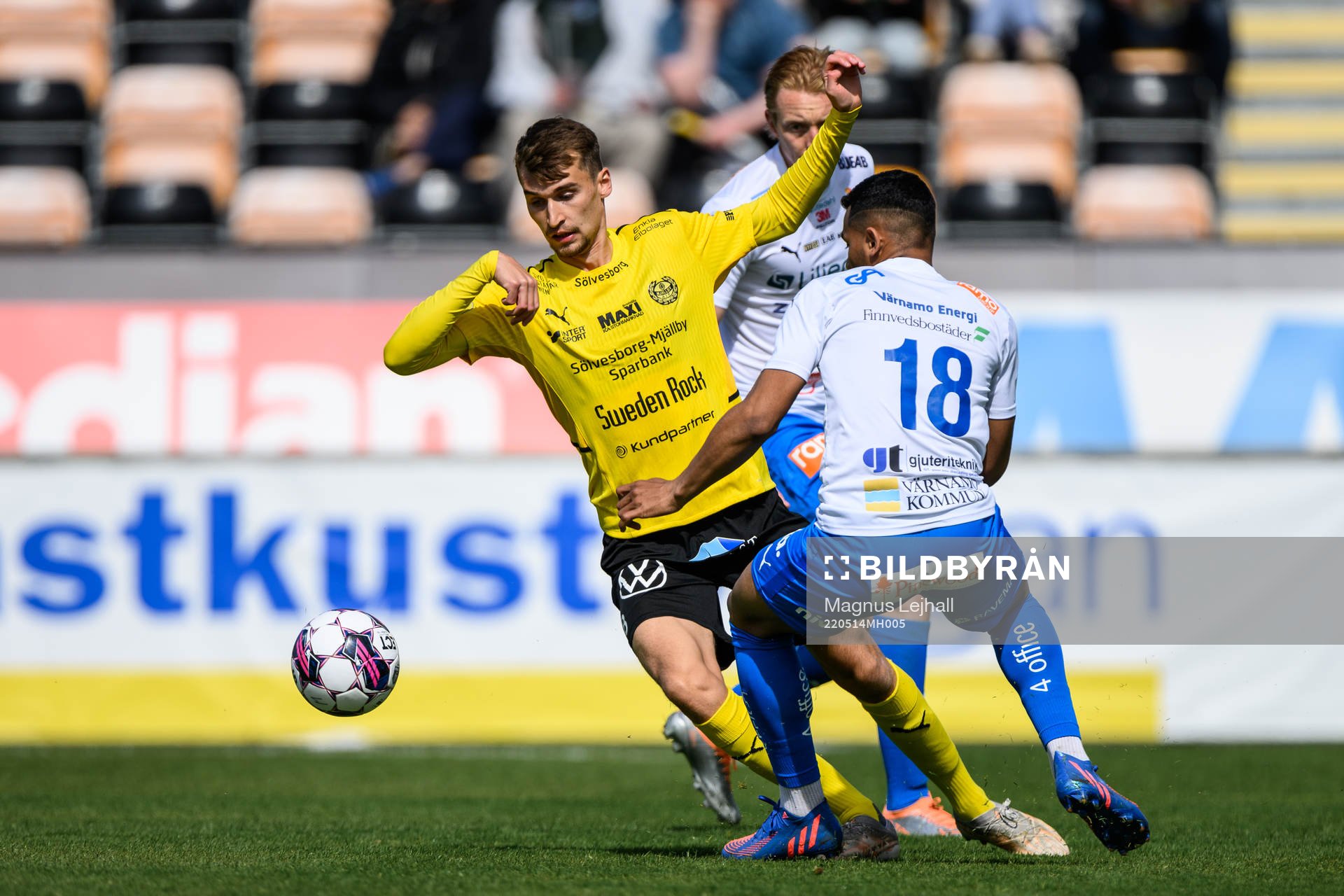 Mjällbys Rasmus Wiedesheim-Paul och Värnamos Wenderson