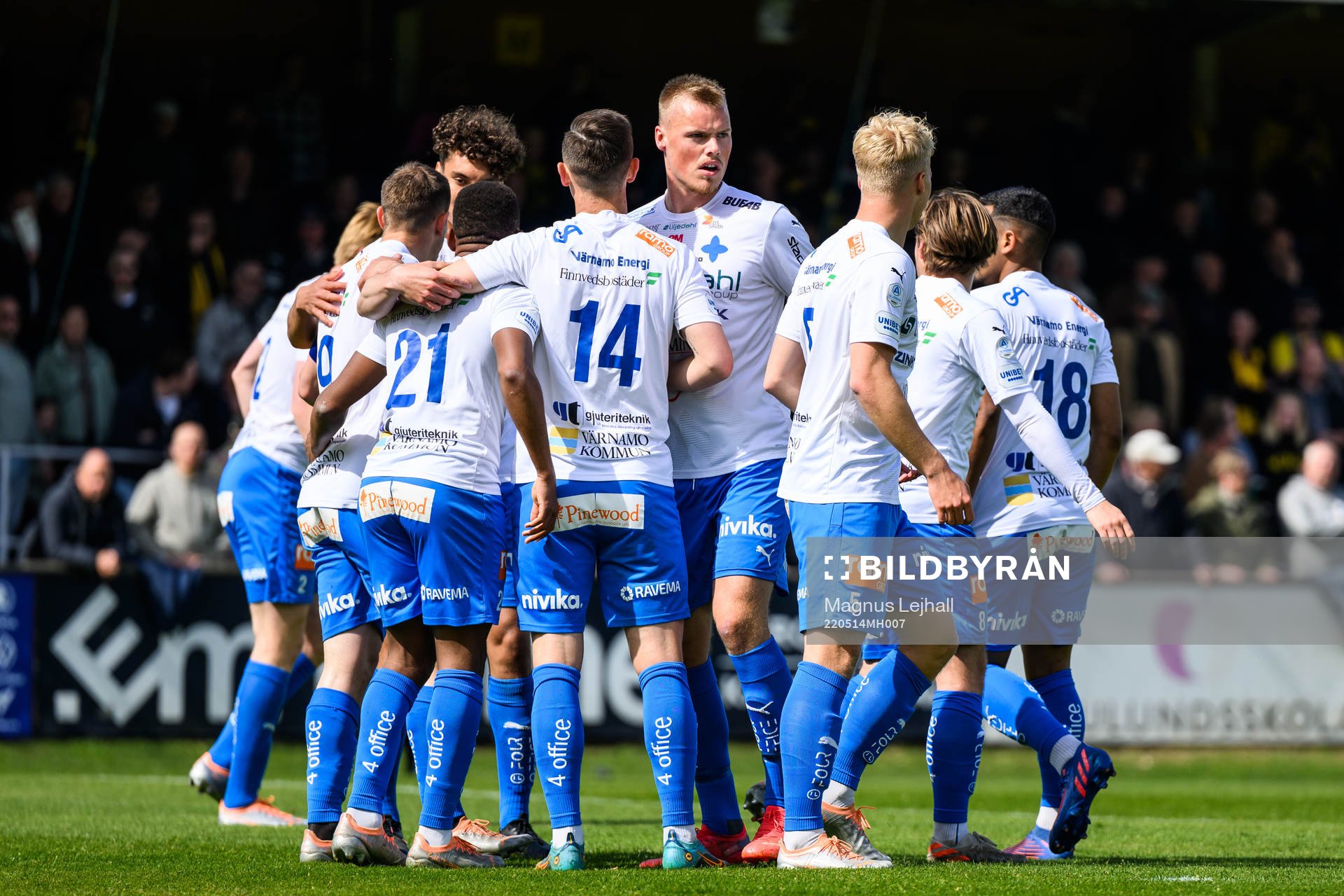 Värnamos Oscar Johansson jublar med lagkamrater