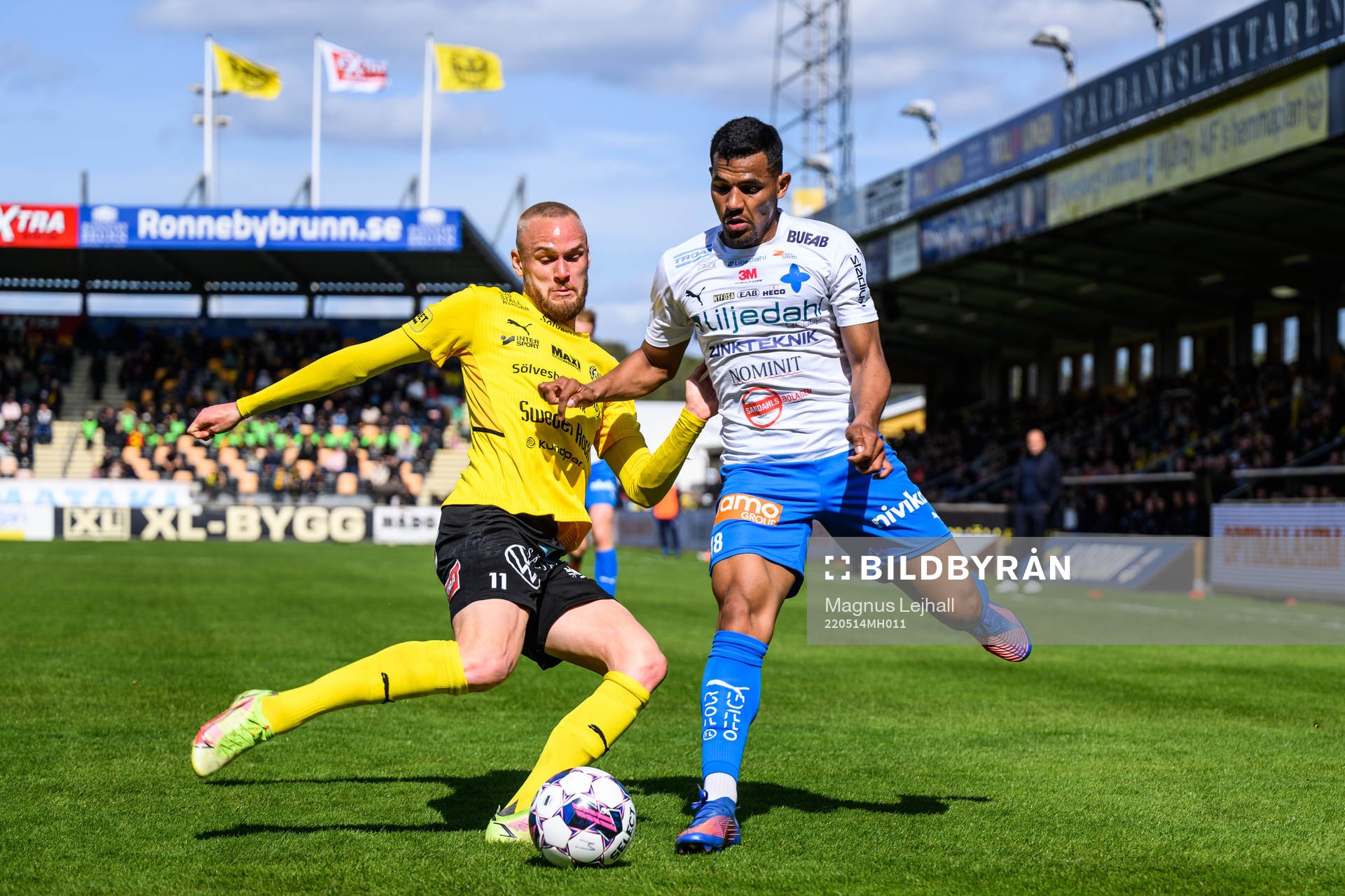 Mjällbys Adam Ståhl och Värnamos Wenderson Oliveira do