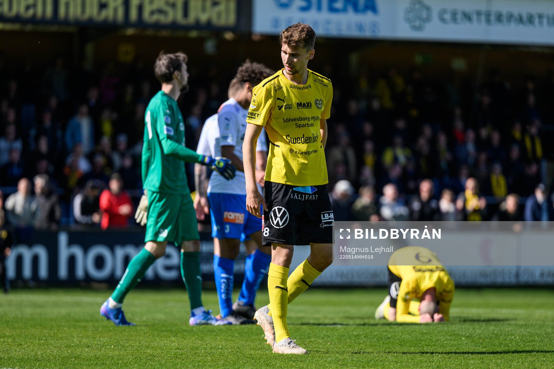 Mjällbys Rasmus Wiedesheim-Paul och Albin Mörfelt deppar