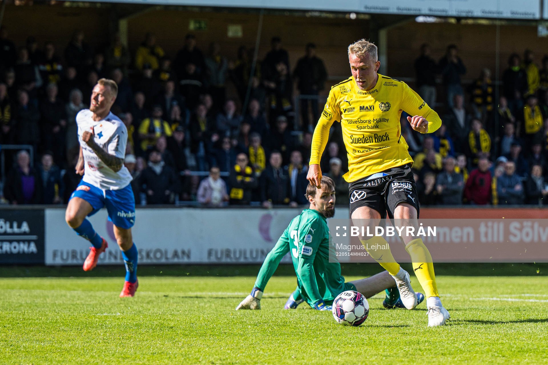 Värnamos målvakt Pilip Vaitsiakhovich ser Mjällbys