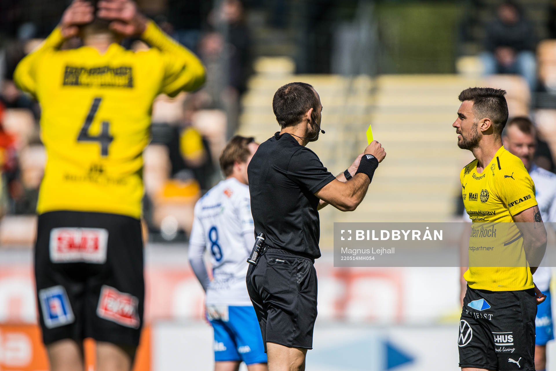 Domare Kaspar Sjöberg varnar Mjällbys Carlos Moros Gracia