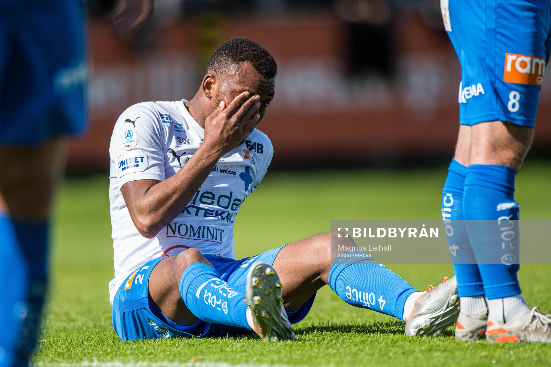 Värnamos Abdussalam Magashy  har ont under fotbollsmatchen i Allsvenskan mellan Mjällby och Värnamo den 14 maj 2022 i Hällevik. 