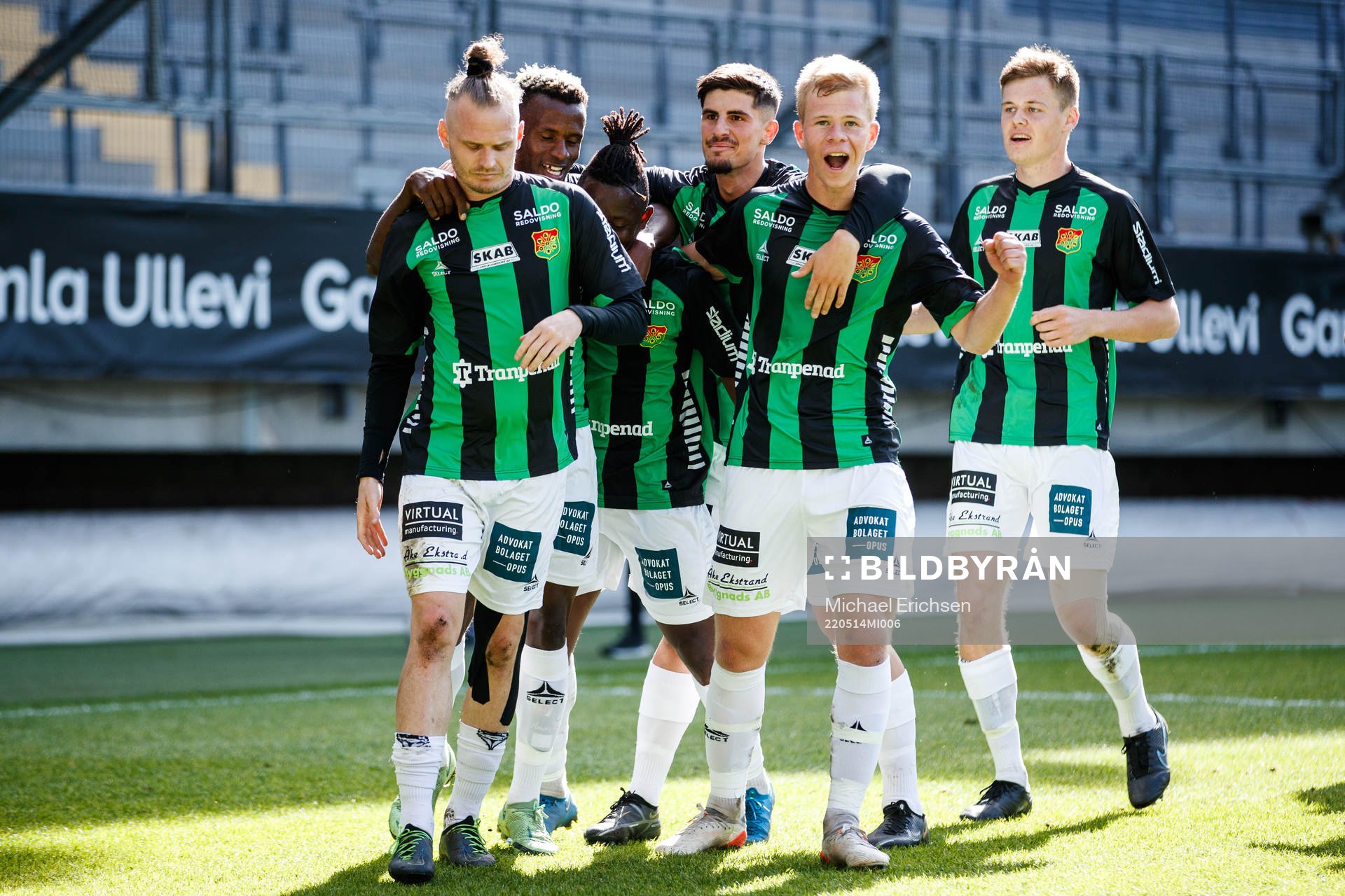 GAIS Michael Kargbo jublar med lagkamrater