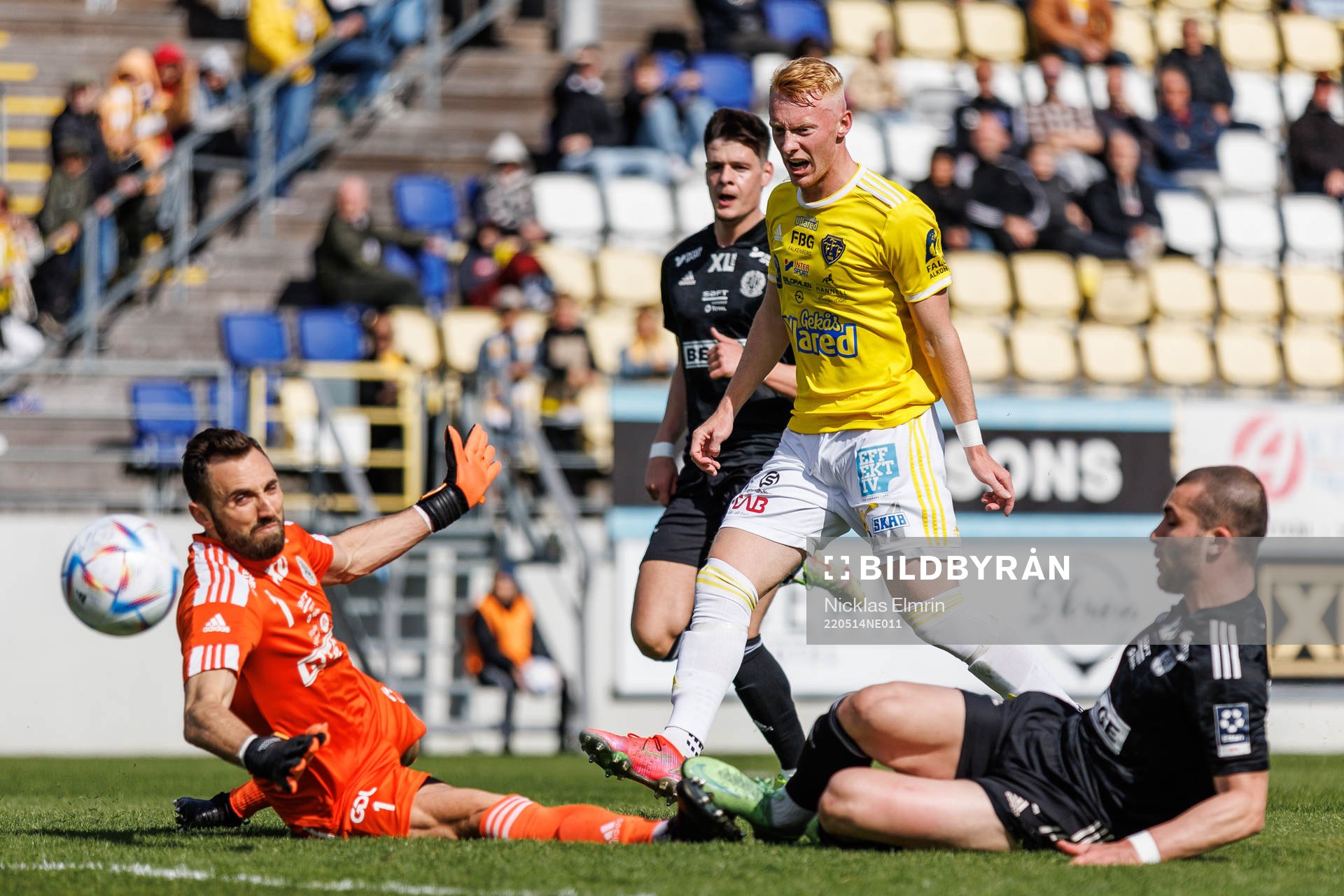 Falkenbergs Wilhelm Ärlig mot Oskarshamns målvakt Michael