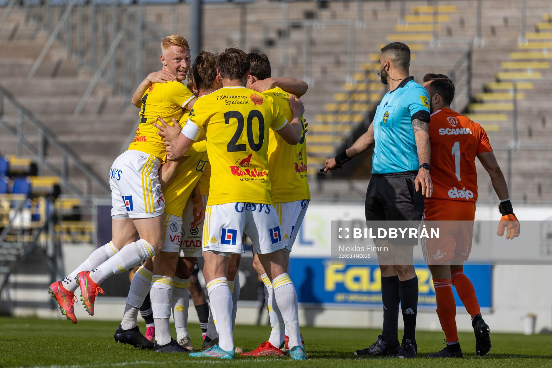 Falkenbergs Robin Hofsö har gjort 1-0 spelarna jublar