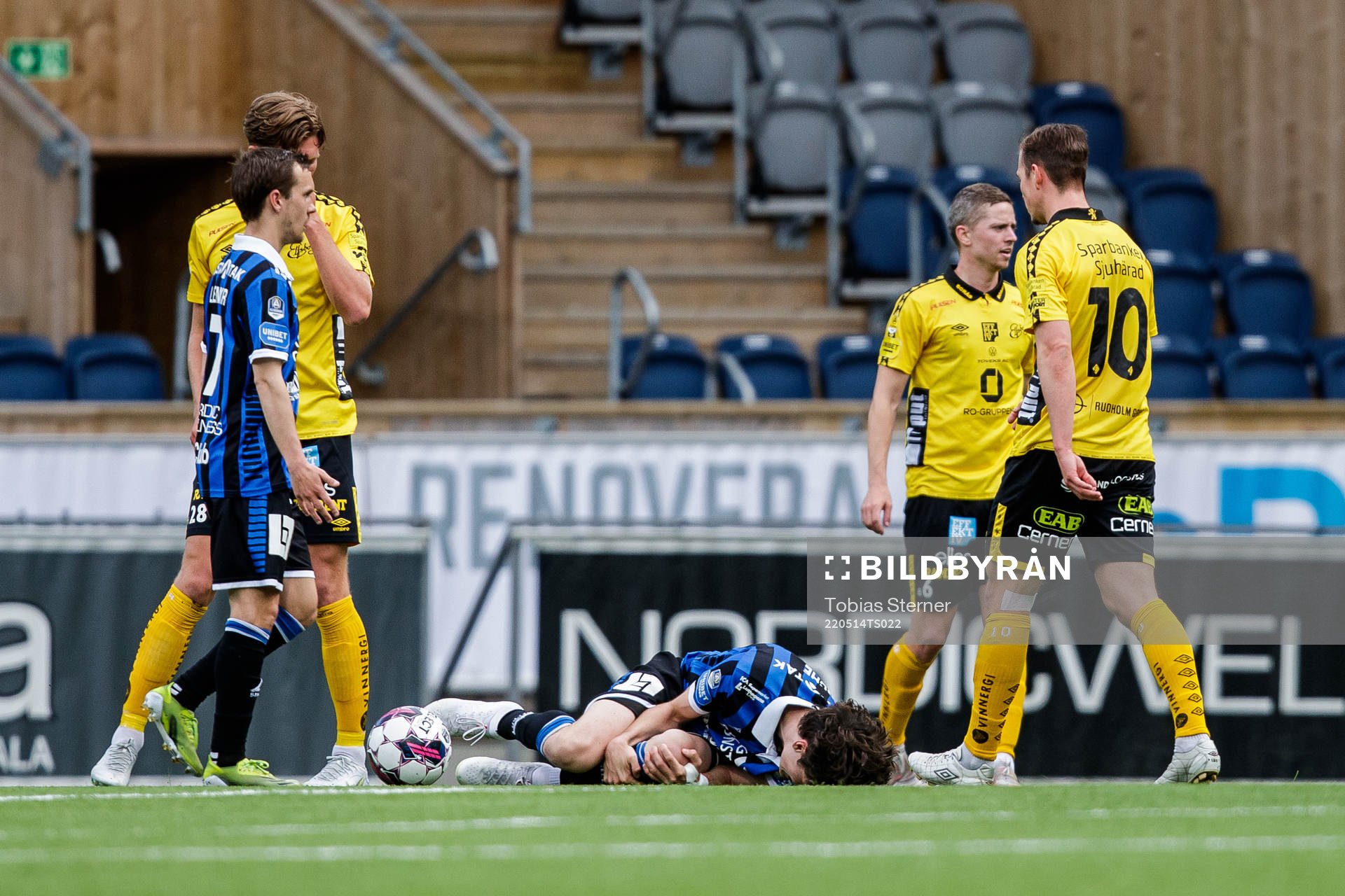 Sirius Jamie Roche har ont under fotbollsmatchen i Allsvenskan mellan Sirius och Elfsborg den 14 maj 2022 i Uppsala. 