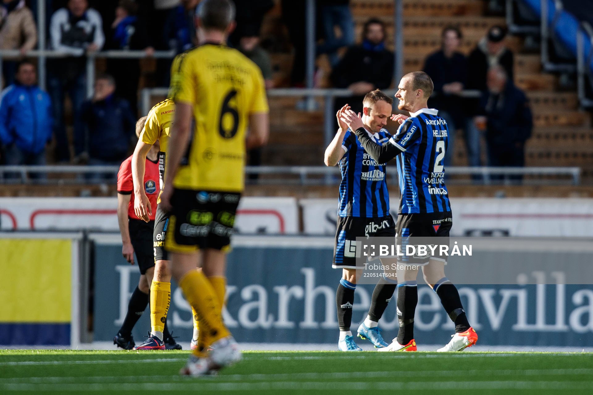 Sirius Aron Bjarnason jublar med Adam Hellborg