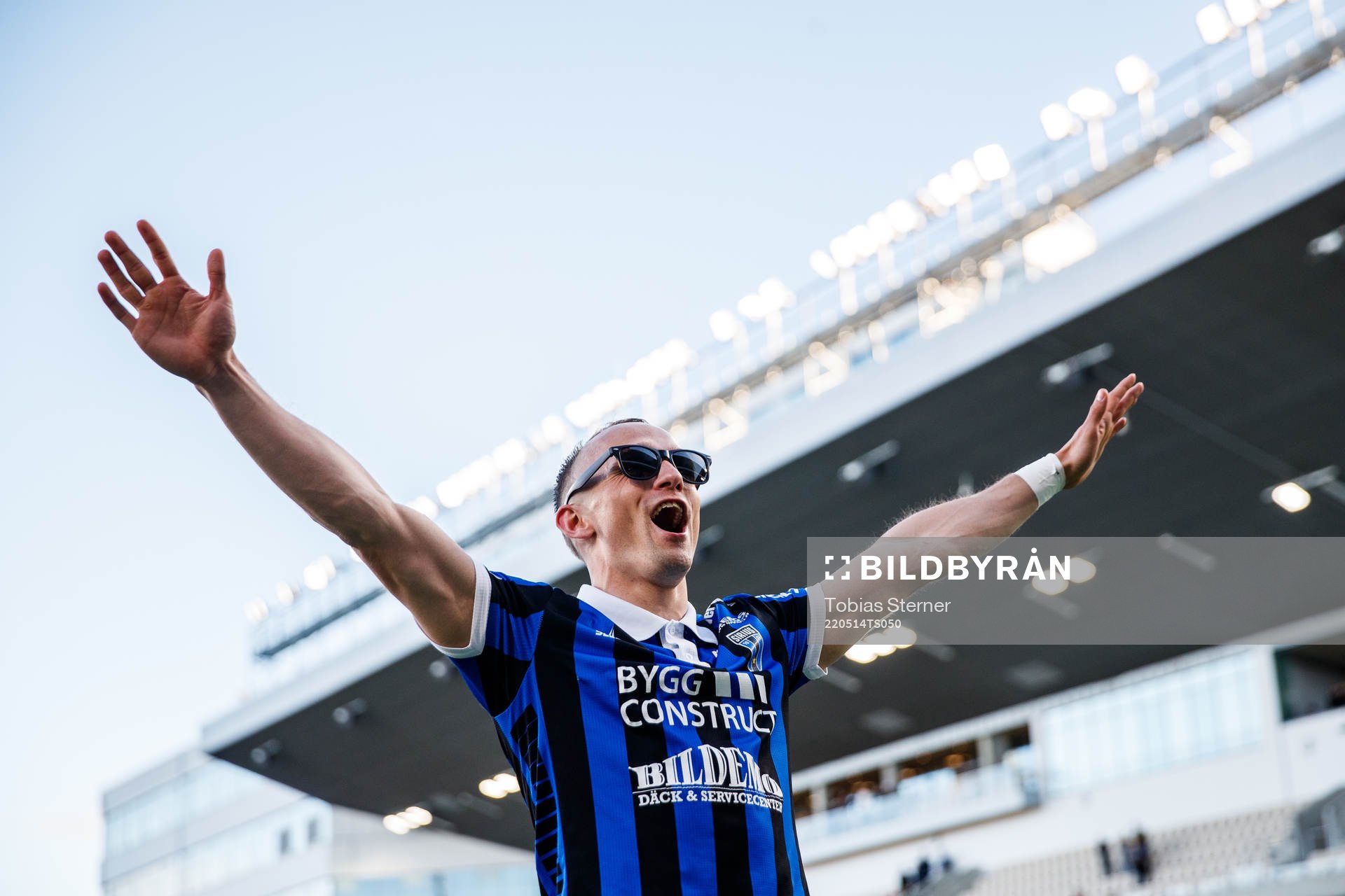 Sirius Aron Bjarnason jublar