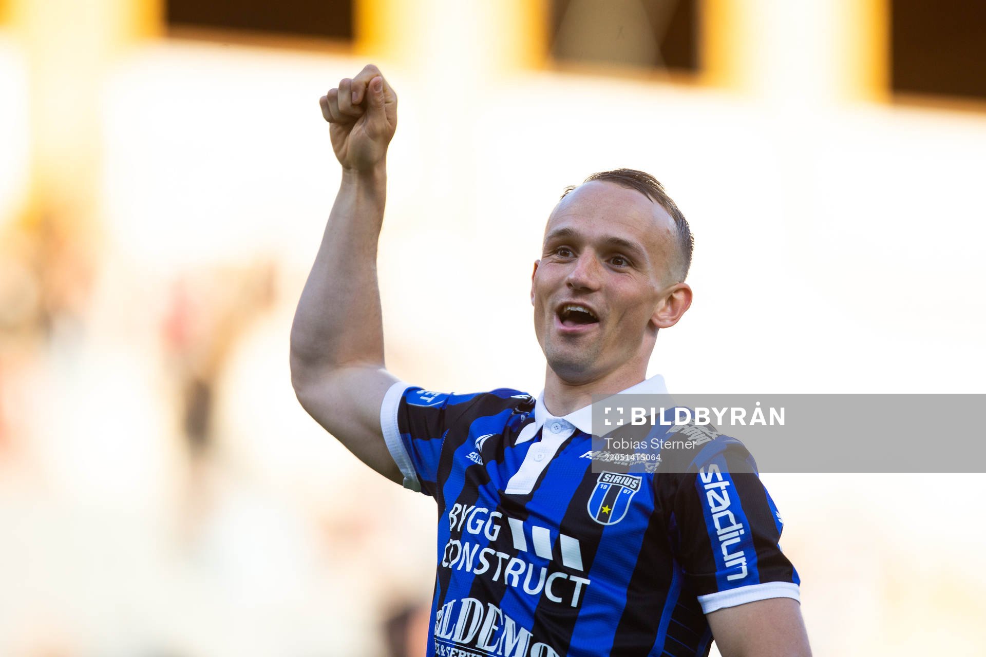 Sirius Aron Bjarnason jublar