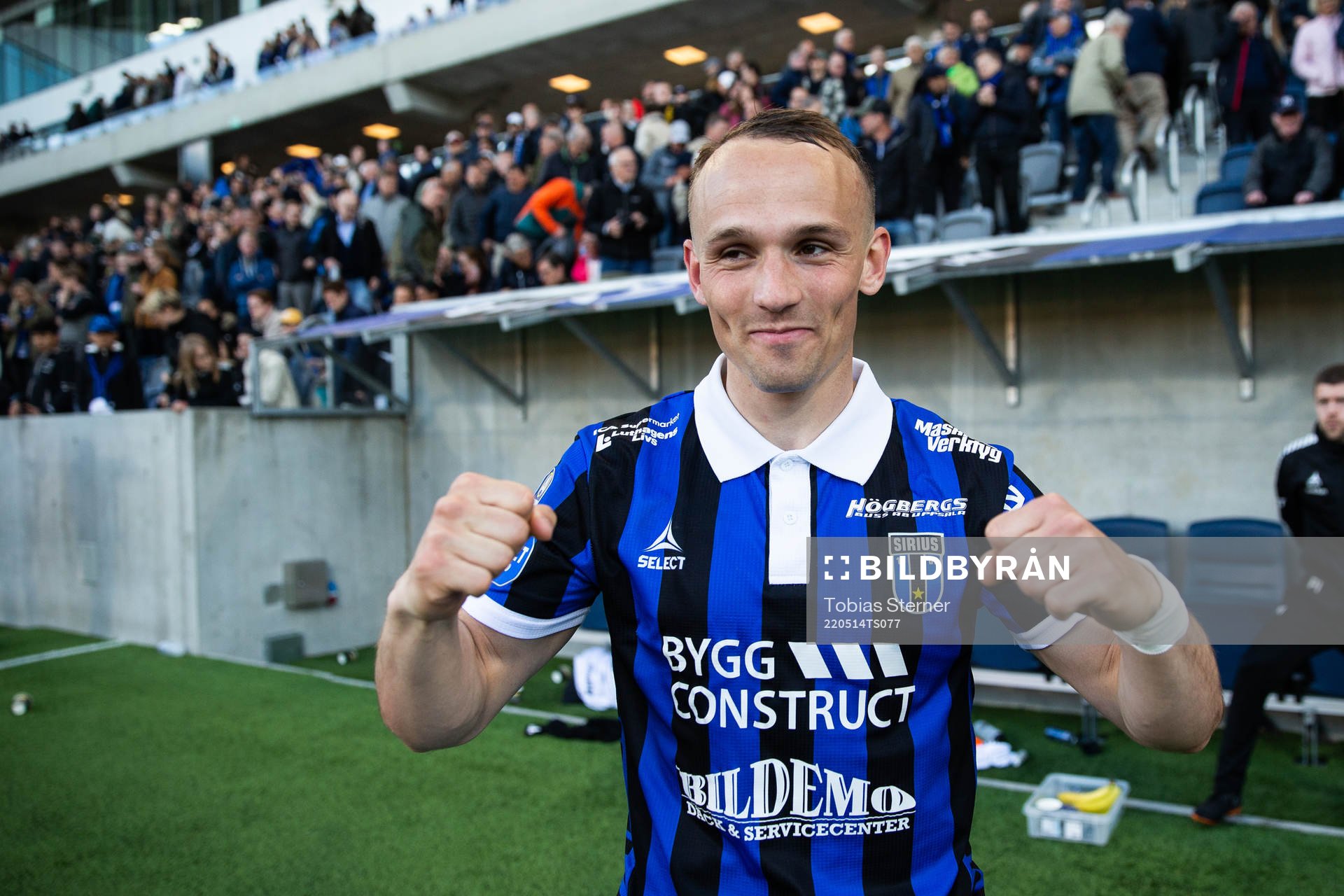 Sirius Aron Bjarnason jublar
