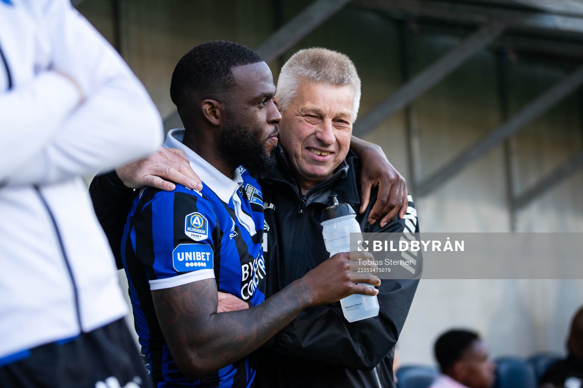 Sirius Christian Kouakou och materialförvaltare Gert