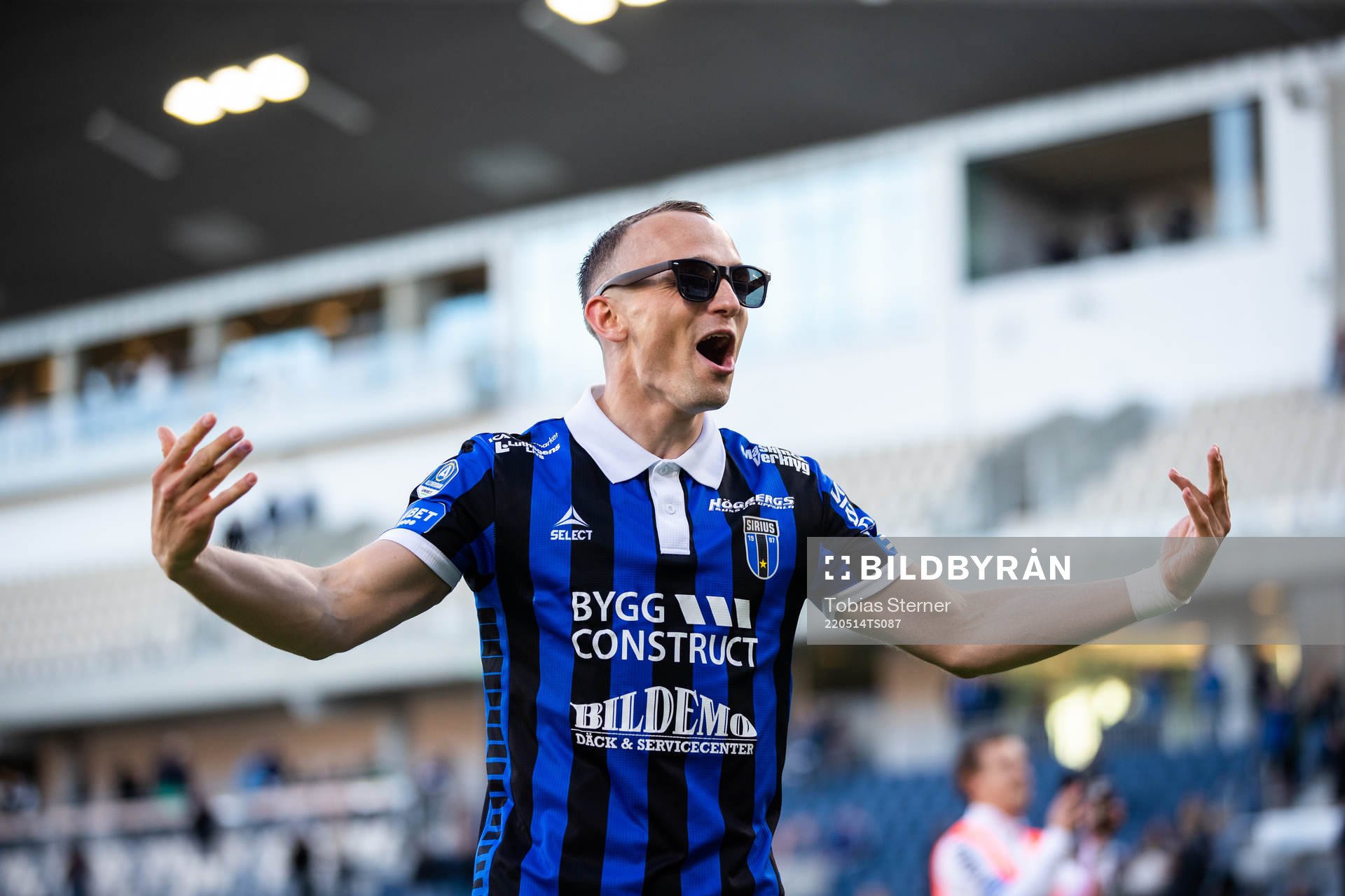 Sirius Aron Bjarnason jublar efter fotbollsmatchen i Allsvenskan mellan Sirius och Elfsborg den 14 maj 2022 i Uppsala. 