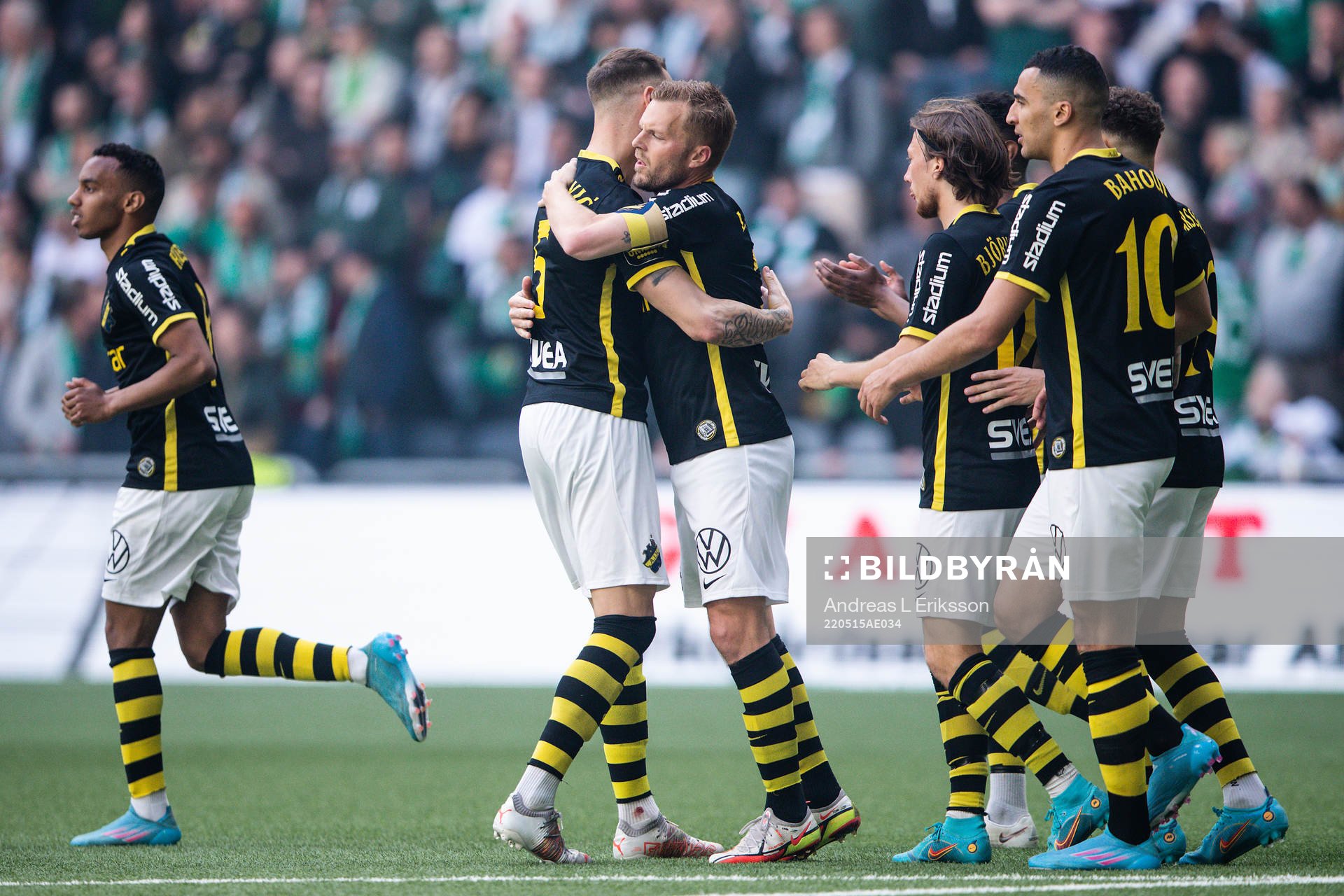 AIK:s Alexander Milosevic och Sebastian Larsson jublar efter 2-2 under fotbollsmatchen i Allsvenskan mellan Hammarby och AIK den 15 maj 2022 i Stockholm.