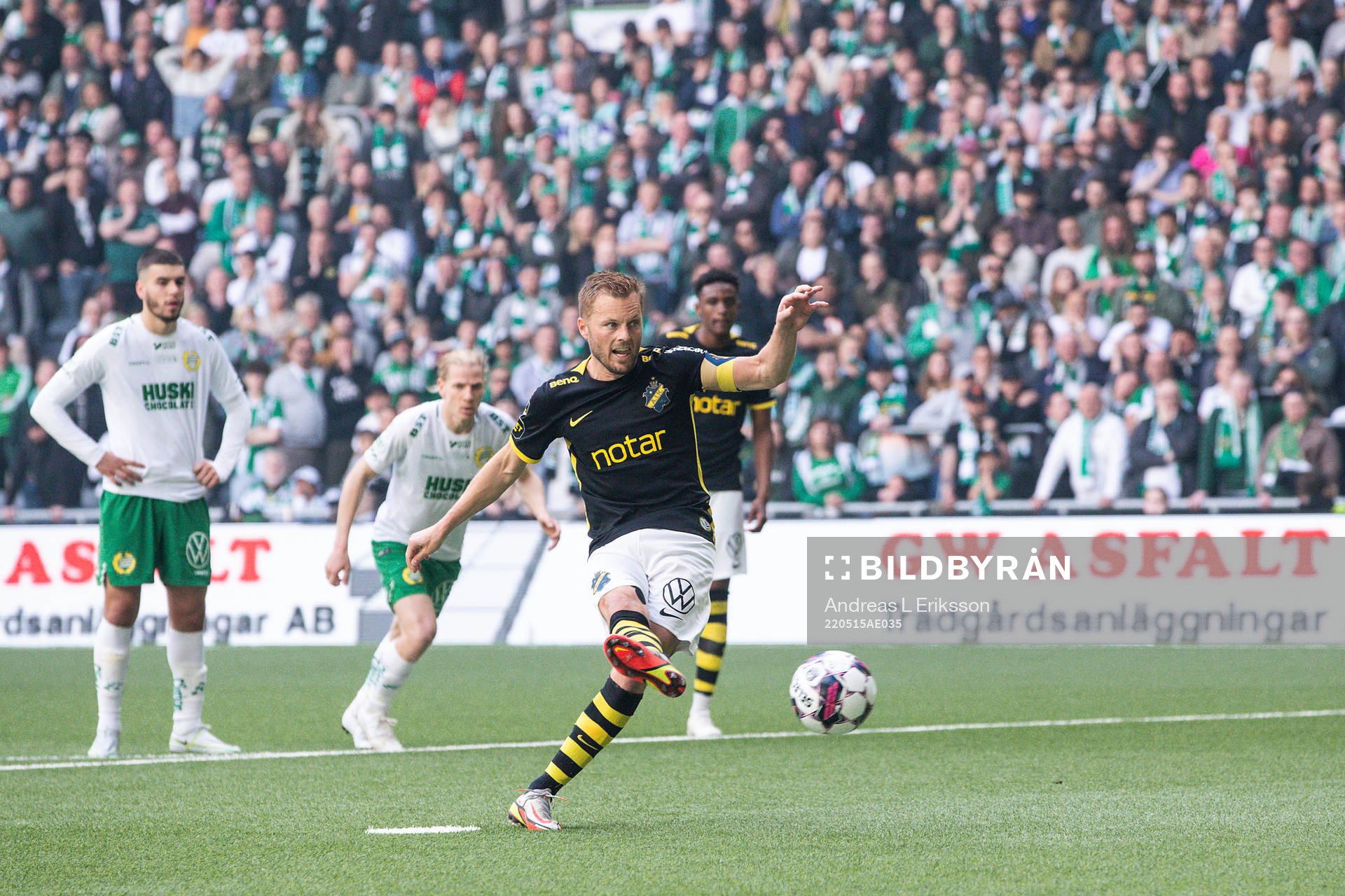 s Sebastian Larsson gör 2-2 på en straff