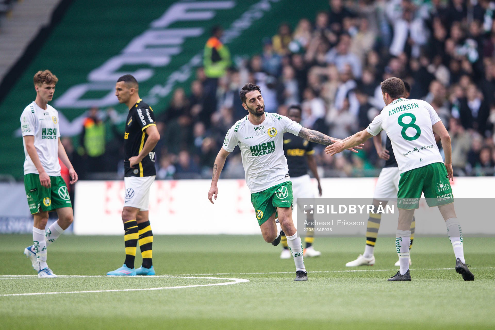 Hammarbys Nahir Besara och Jeppe Andrup Andersen jublar