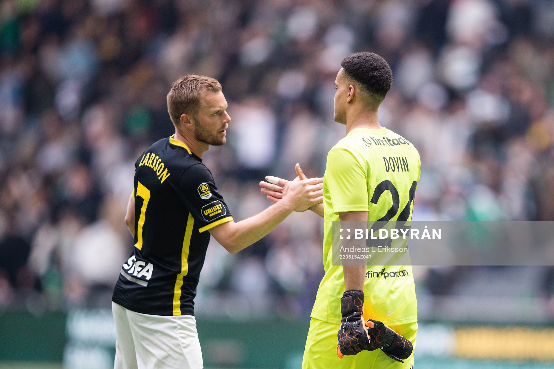 s Sebastian Larsson och Hammarbys målvakt Oliver Dovin