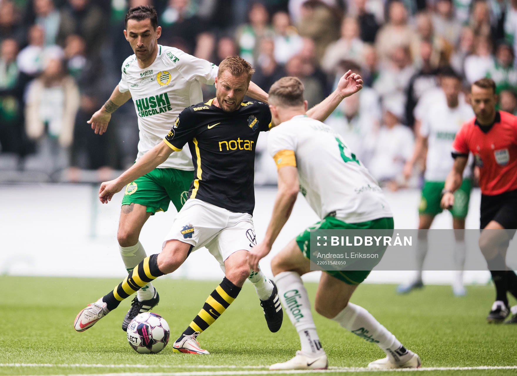 s Sebastian Larsson med ett skott när Hammarbys Loret