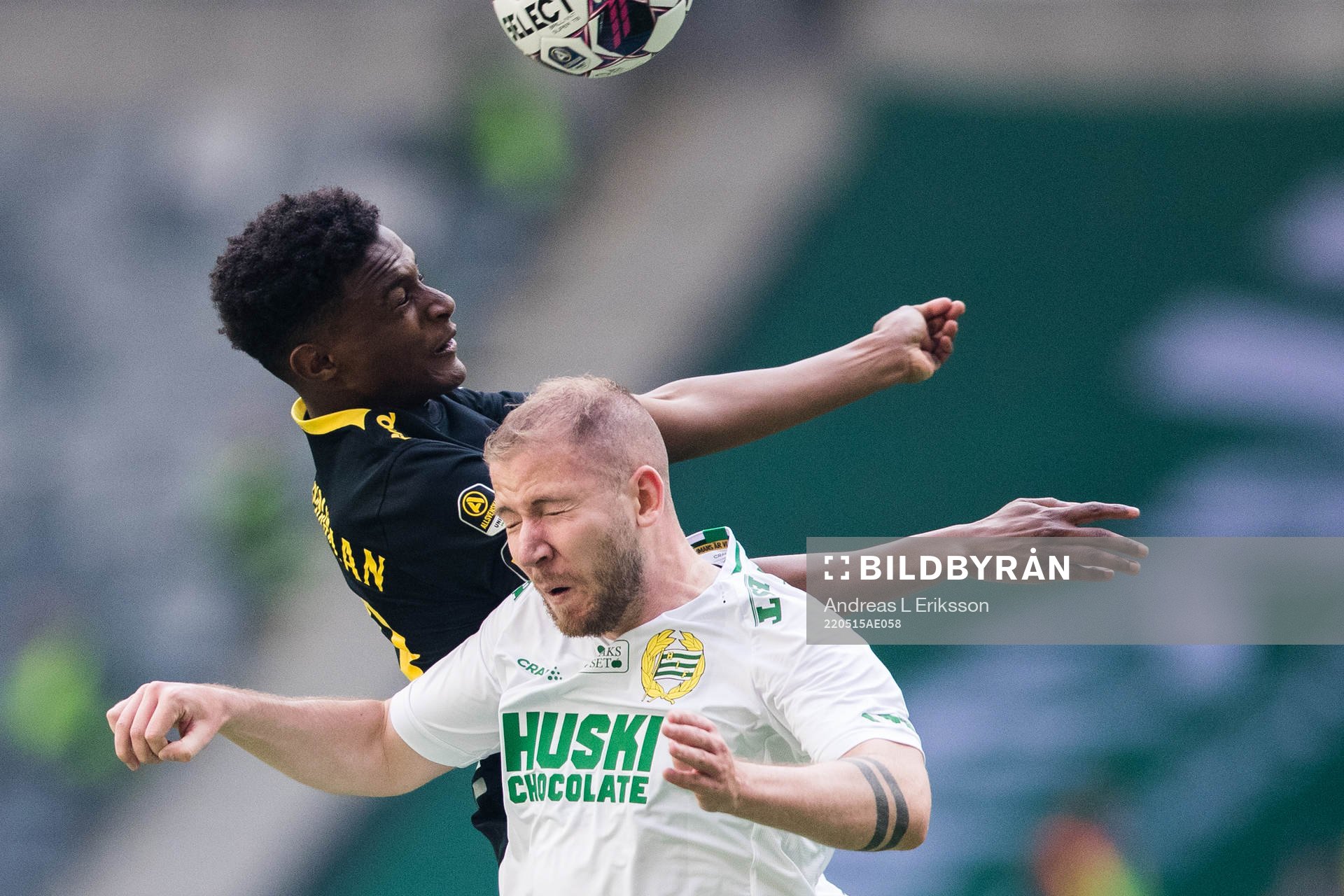 AIK:s Bilal Hussein i en nickduell med Hammarbys Darijan Bojanic under fotbollsmatchen i Allsvenskan mellan Hammarby och AIK den 15 maj 2022 i Stockholm.