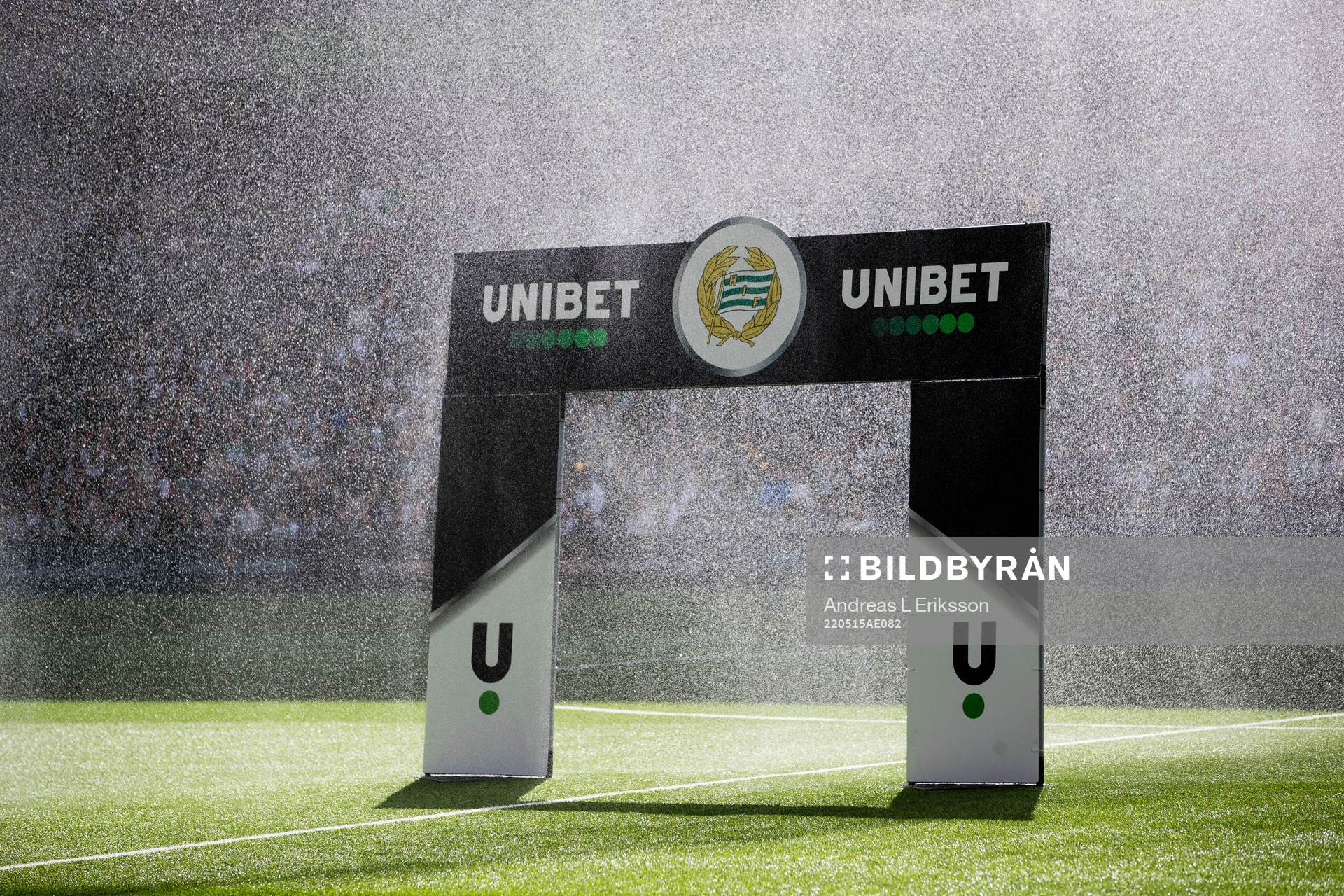 Bevattning av planen på Tele2 Arena innan fotbollsmatchen
