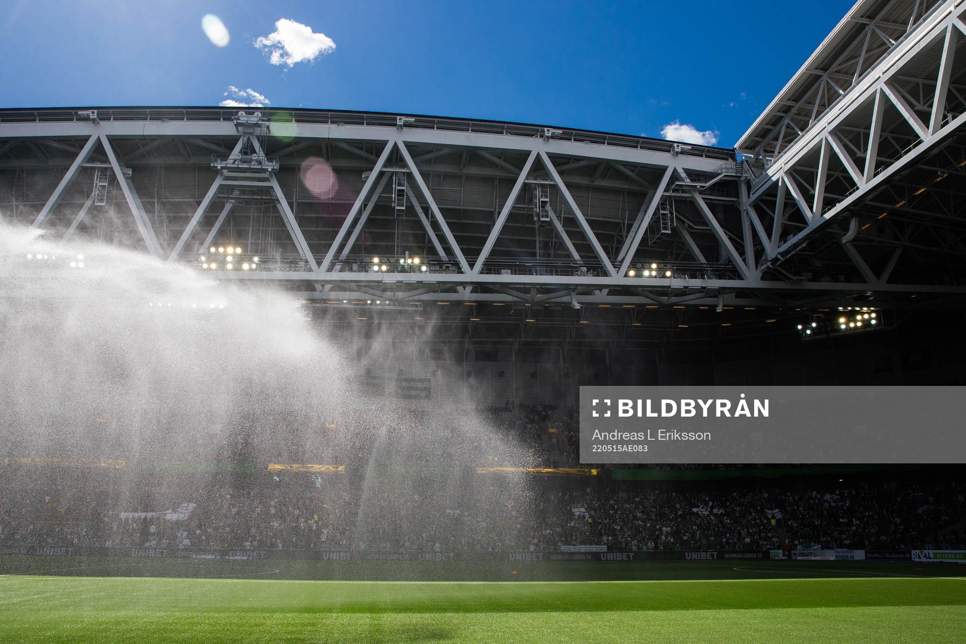 Bevattning av planen på Tele2 Arena innan fotbollsmatchen
