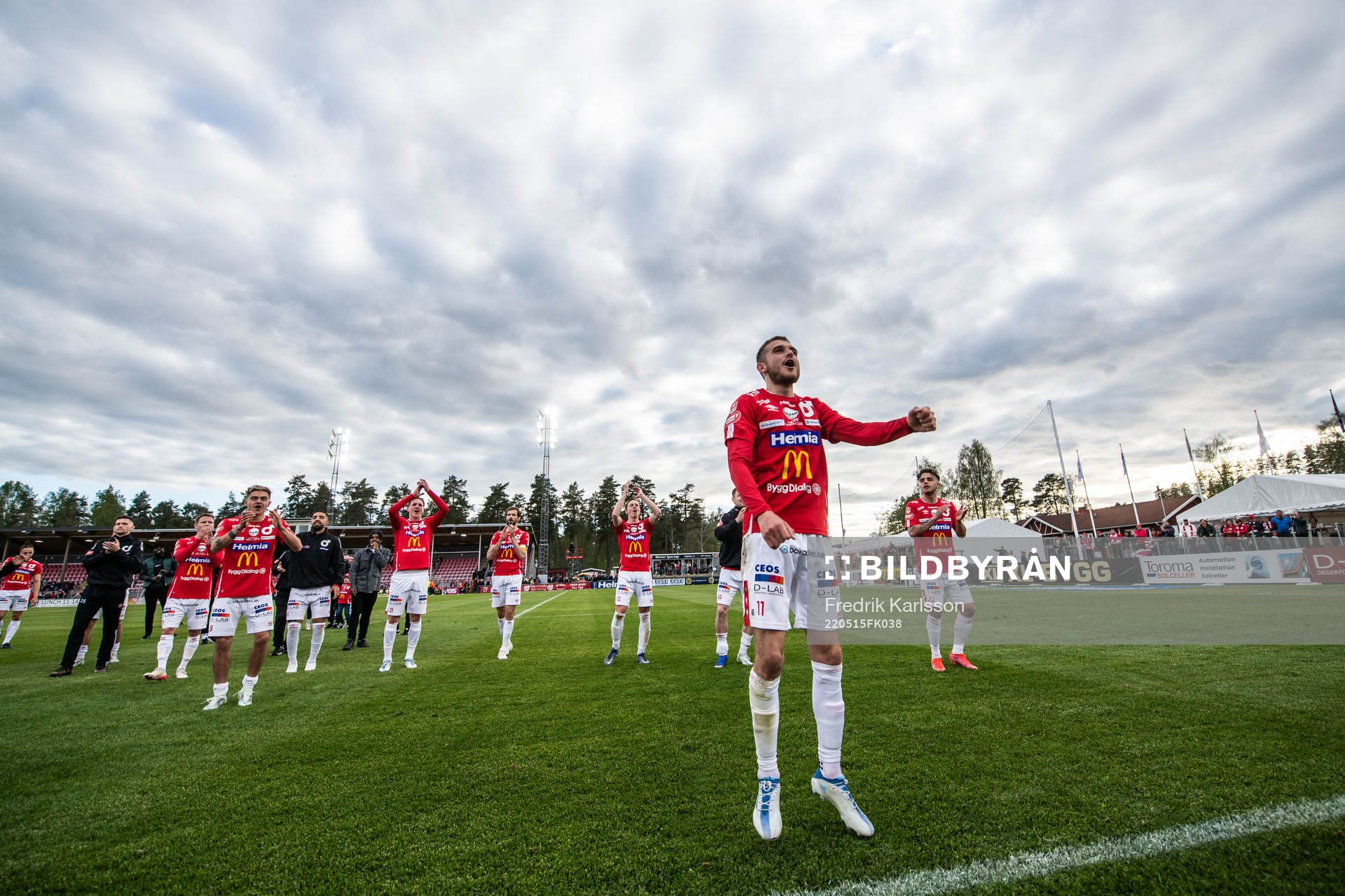 Degerfors Christos Gravius jublar med lagkamrater efter vinsten i fotbollsmatchen i Allsvenskan mellan Degerfors och Helsingborg den 15 maj 2022 i Degerfors.