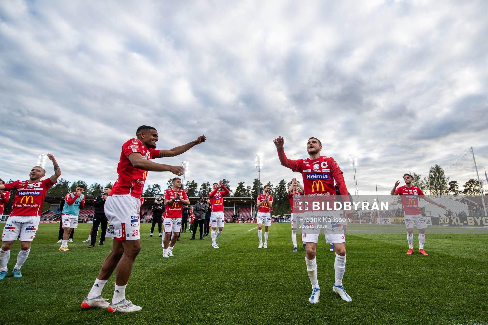 Degerfors Adhavan Rajamohan och Christos Gravius jublar med lagkamrater efter vinsten ifotbollsmatchen i Allsvenskan mellan Degerfors och Helsingborg den 15 maj 2022 i Degerfors.