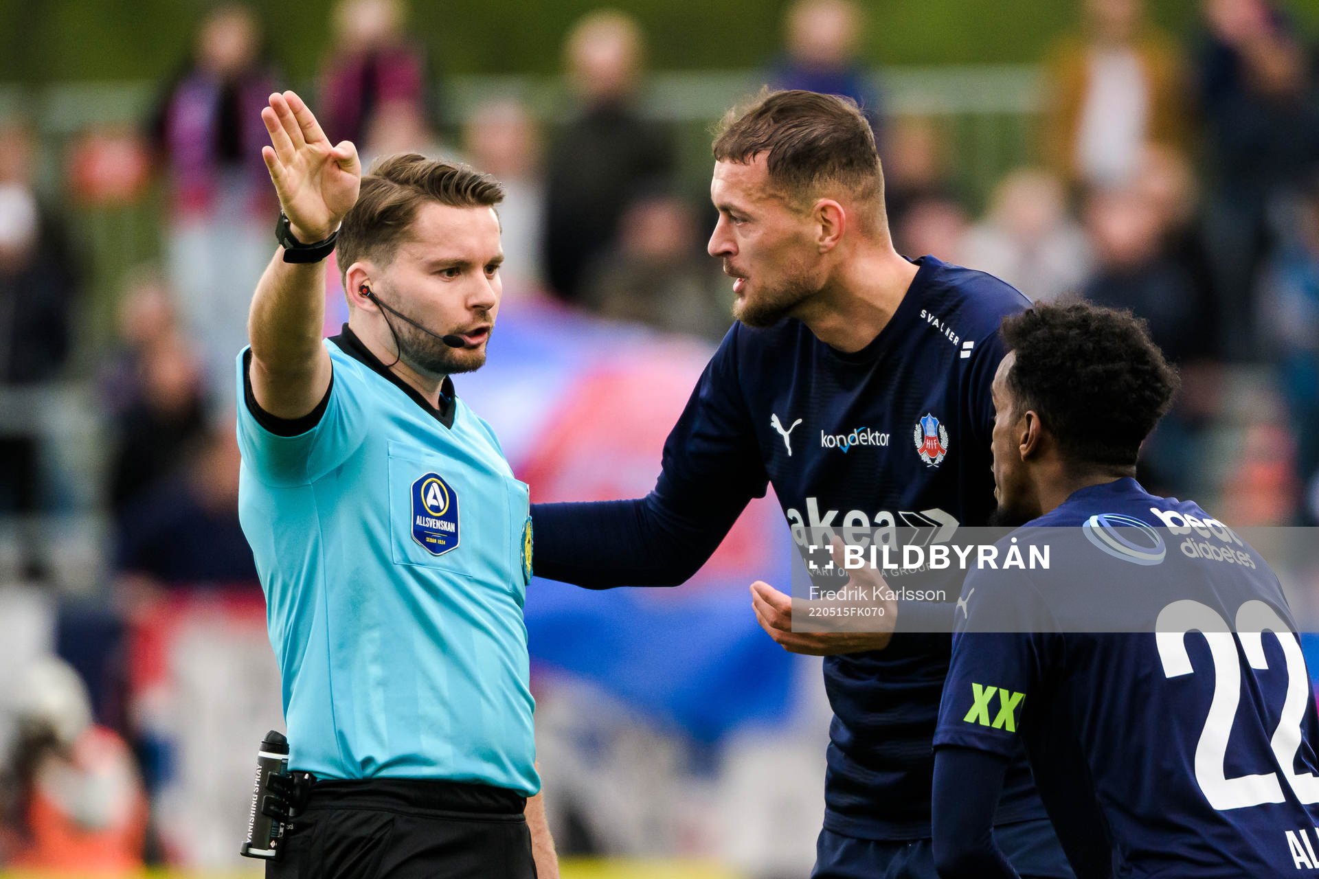 Domare Joakim Östling och Helsingborgs Albert Ejupi och