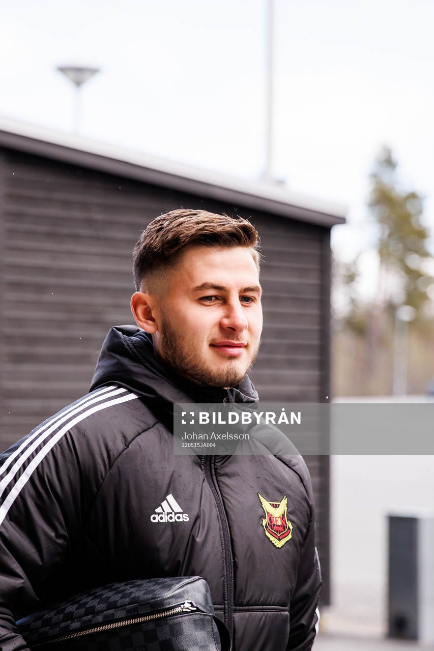 Östersunds Nokolaos Dosis anländer till fotbollsmatchen i Superettan mellan Östersund och Brage den 15 maj 2022 i Östersund. 